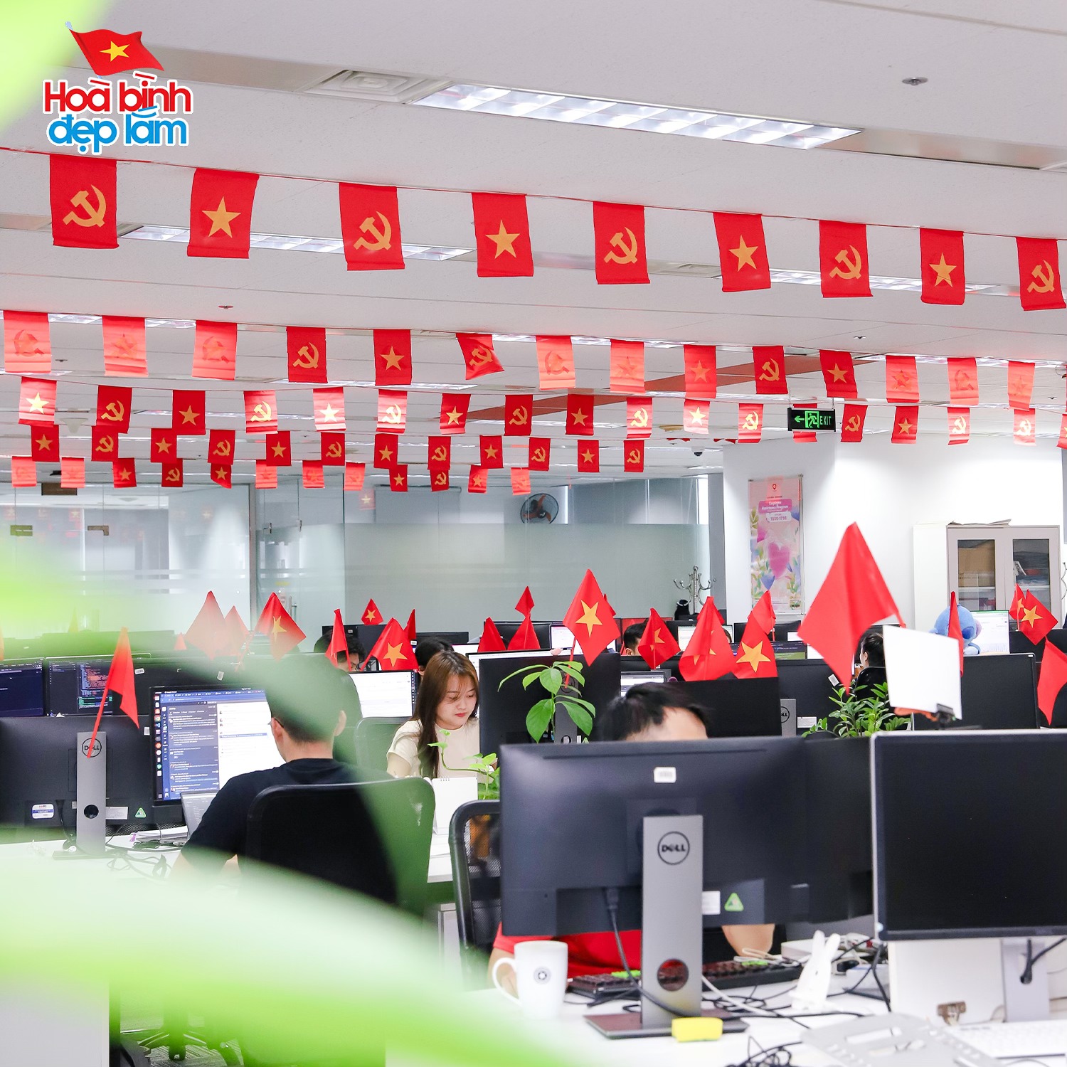 "Phủ đỏ Việt Nam": Từ nhà ra phố tưng bừng sắc đỏ của cờ hoa, đi giữa trời rực rỡ chính là đây!- Ảnh 4. "Phủ đỏ Việt Nam": Từ nhà ra phố tưng bừng sắc đỏ của cờ hoa, đi giữa trời rực rỡ chính là đây!- Ảnh 4.