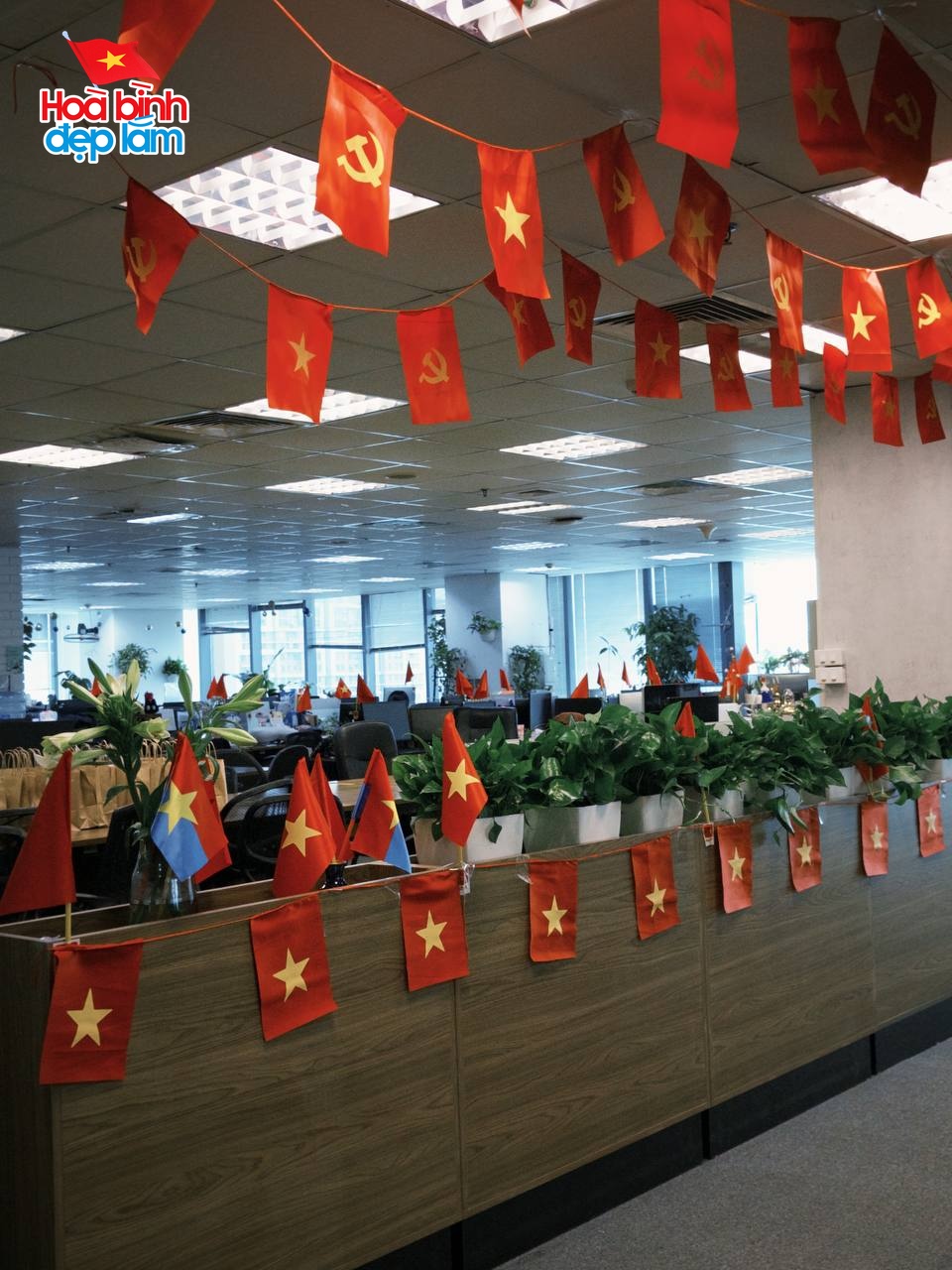 "Phủ đỏ Việt Nam": Từ nhà ra phố tưng bừng sắc đỏ của cờ hoa, đi giữa trời rực rỡ chính là đây!- Ảnh 5. "Phủ đỏ Việt Nam": Từ nhà ra phố tưng bừng sắc đỏ của cờ hoa, đi giữa trời rực rỡ chính là đây!- Ảnh 5.