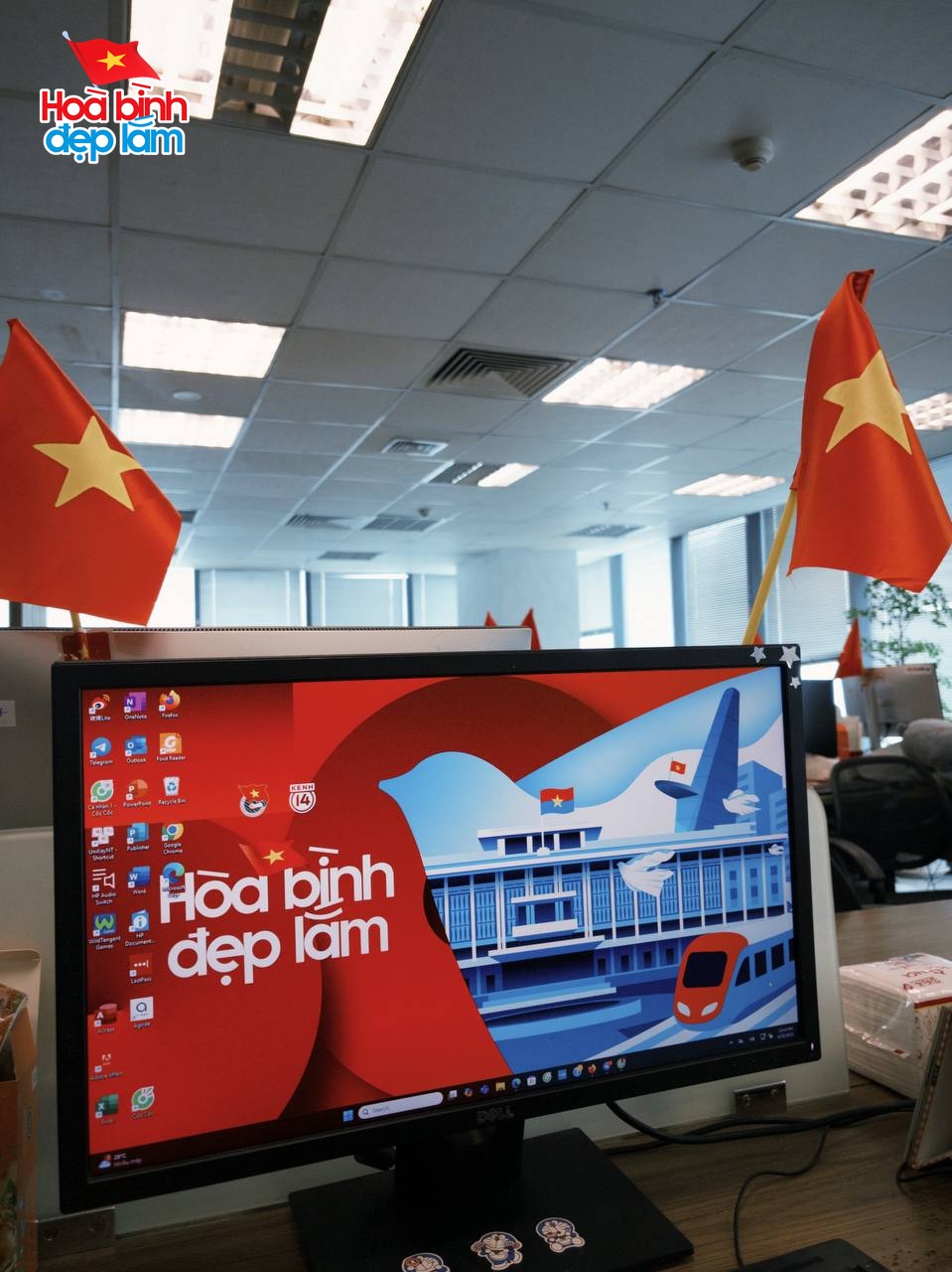 "Phủ đỏ Việt Nam": Từ nhà ra phố tưng bừng sắc đỏ của cờ hoa, đi giữa trời rực rỡ chính là đây!- Ảnh 7. "Phủ đỏ Việt Nam": Từ nhà ra phố tưng bừng sắc đỏ của cờ hoa, đi giữa trời rực rỡ chính là đây!- Ảnh 7.