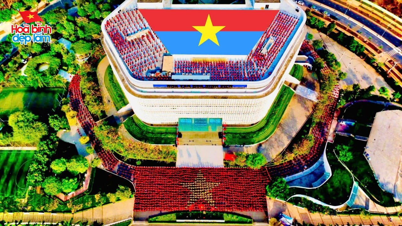"Phủ đỏ Việt Nam": Từ nhà ra phố tưng bừng sắc đỏ của cờ hoa, đi giữa trời rực rỡ chính là đây!- Ảnh 3. "Phủ đỏ Việt Nam": Từ nhà ra phố tưng bừng sắc đỏ của cờ hoa, đi giữa trời rực rỡ chính là đây!- Ảnh 3.