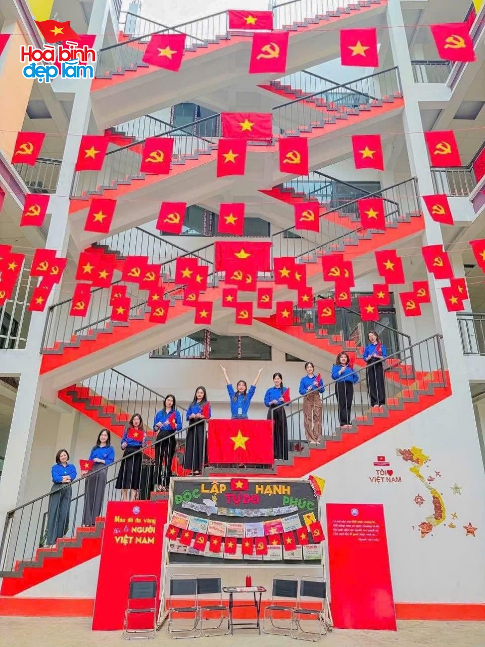 "Phủ đỏ Việt Nam": Từ nhà ra phố tưng bừng sắc đỏ của cờ hoa, đi giữa trời rực rỡ chính là đây!- Ảnh 2. "Phủ đỏ Việt Nam": Từ nhà ra phố tưng bừng sắc đỏ của cờ hoa, đi giữa trời rực rỡ chính là đây!- Ảnh 2.