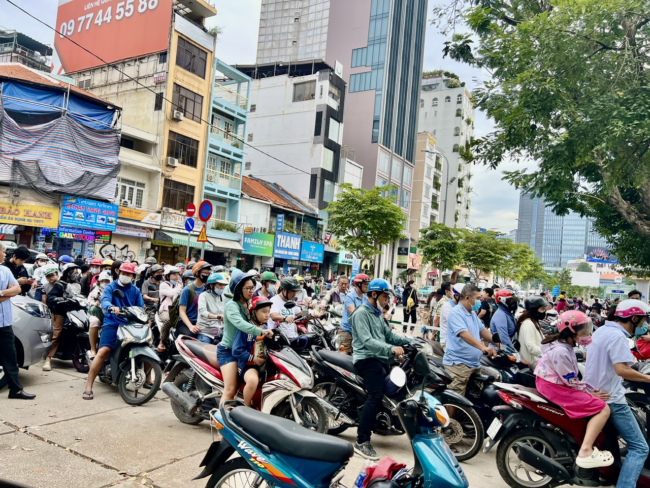 Loạt điểm gửi xe mở 24/24 gần khu diễu binh 30/4: Bãi rộng, an ninh, khách thỏa sức 