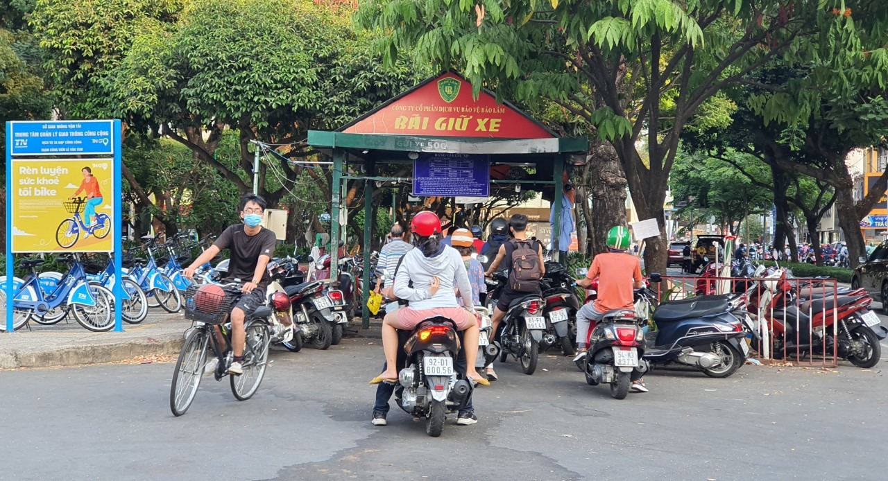 Loạt điểm gửi xe mở 24/24 gần khu diễu binh 30/4: Bãi rộng, an ninh, khách thỏa sức 