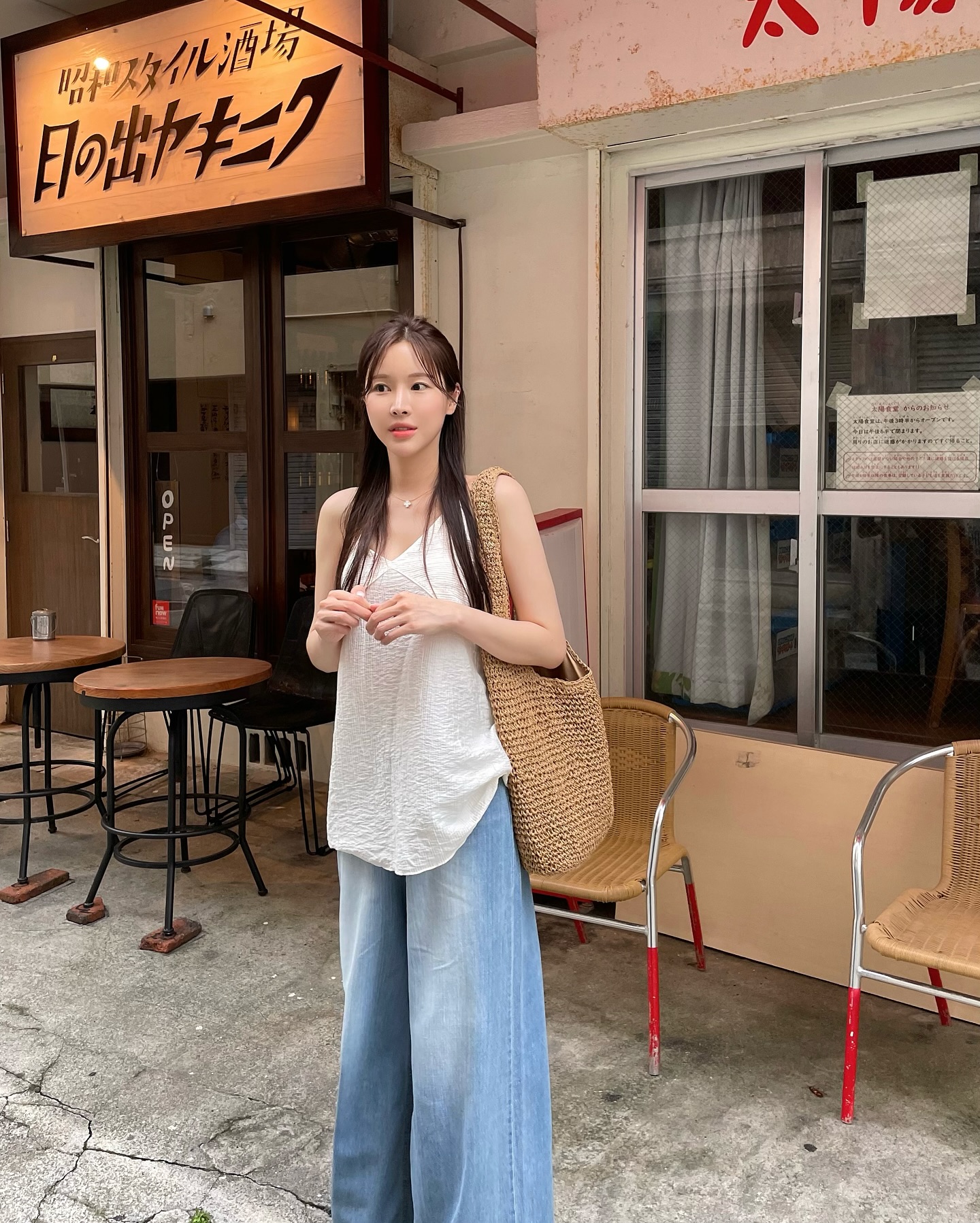 Không thích sự cầu kỳ, chị em mặc những set đồ tối giản này khi đi du lịch vẫn cực đẹp- Ảnh 4. Không thích sự cầu kỳ, chị em mặc những set đồ tối giản này khi đi du lịch vẫn cực đẹp- Ảnh 4.