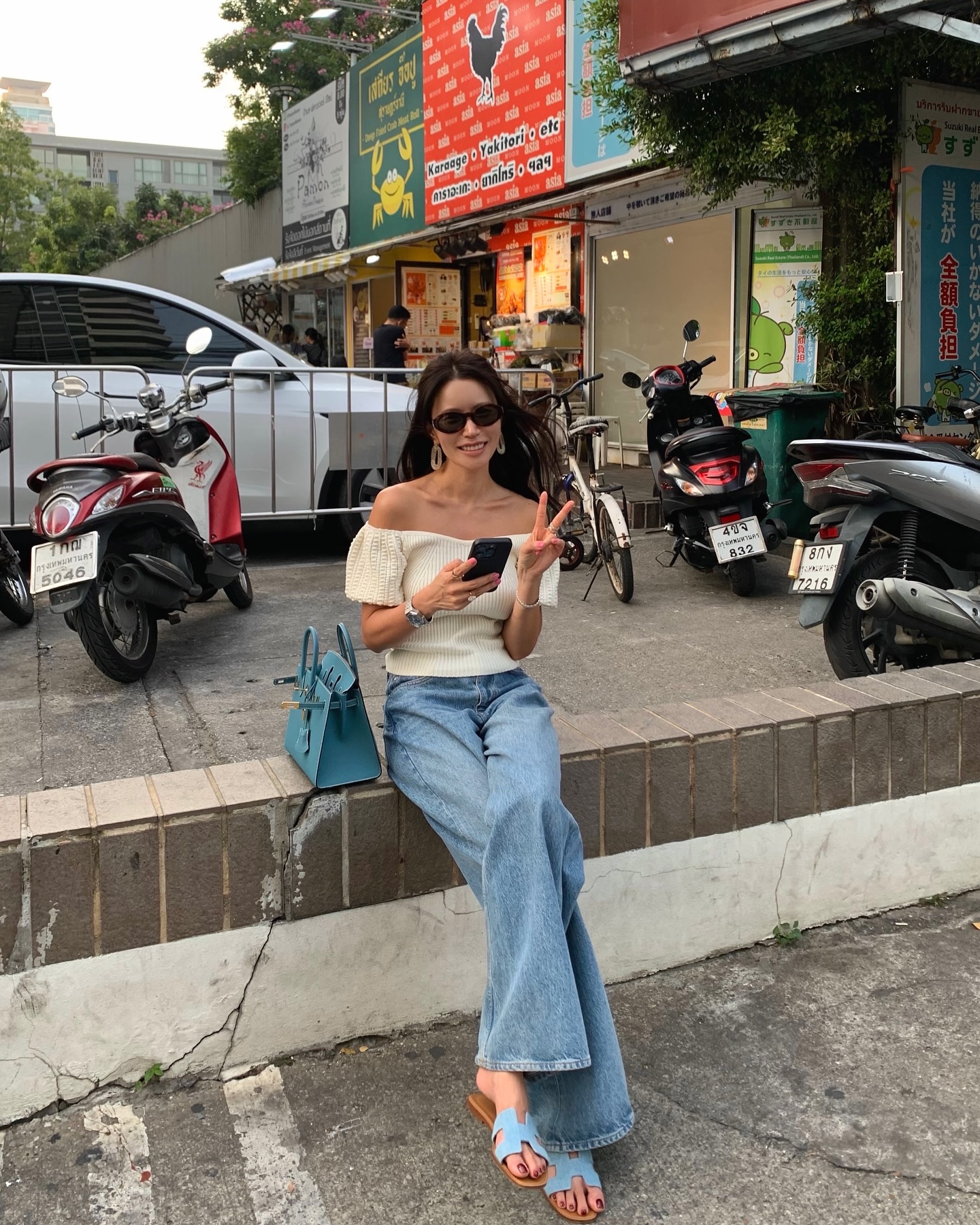 Không thích sự cầu kỳ, chị em mặc những set đồ tối giản này khi đi du lịch vẫn cực đẹp- Ảnh 5. Không thích sự cầu kỳ, chị em mặc những set đồ tối giản này khi đi du lịch vẫn cực đẹp- Ảnh 5.