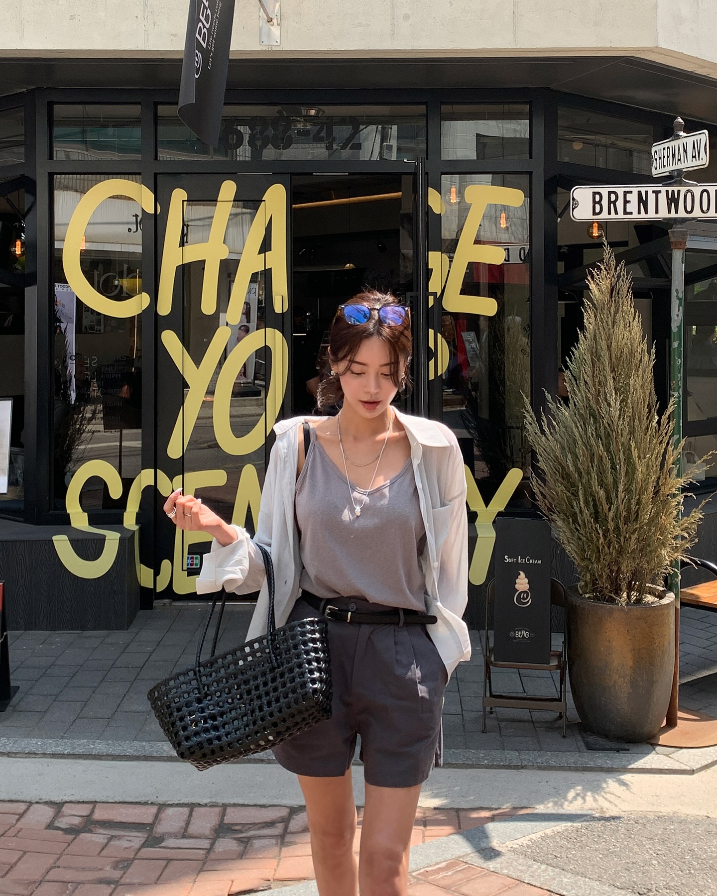 Không thích sự cầu kỳ, chị em mặc những set đồ tối giản này khi đi du lịch vẫn cực đẹp- Ảnh 7. Không thích sự cầu kỳ, chị em mặc những set đồ tối giản này khi đi du lịch vẫn cực đẹp- Ảnh 7.