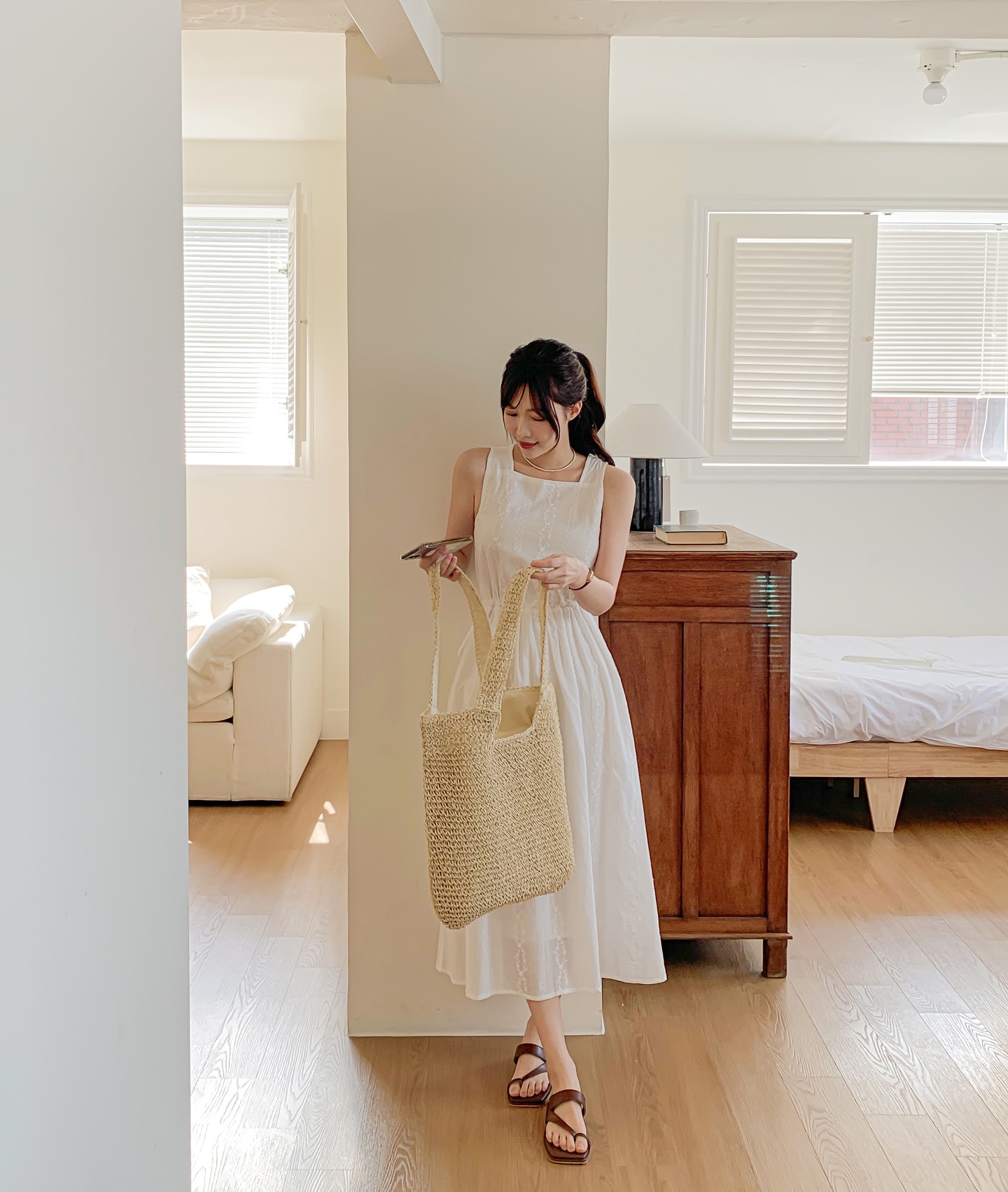 Không thích sự cầu kỳ, chị em mặc những set đồ tối giản này khi đi du lịch vẫn cực đẹp- Ảnh 10. Không thích sự cầu kỳ, chị em mặc những set đồ tối giản này khi đi du lịch vẫn cực đẹp- Ảnh 10.