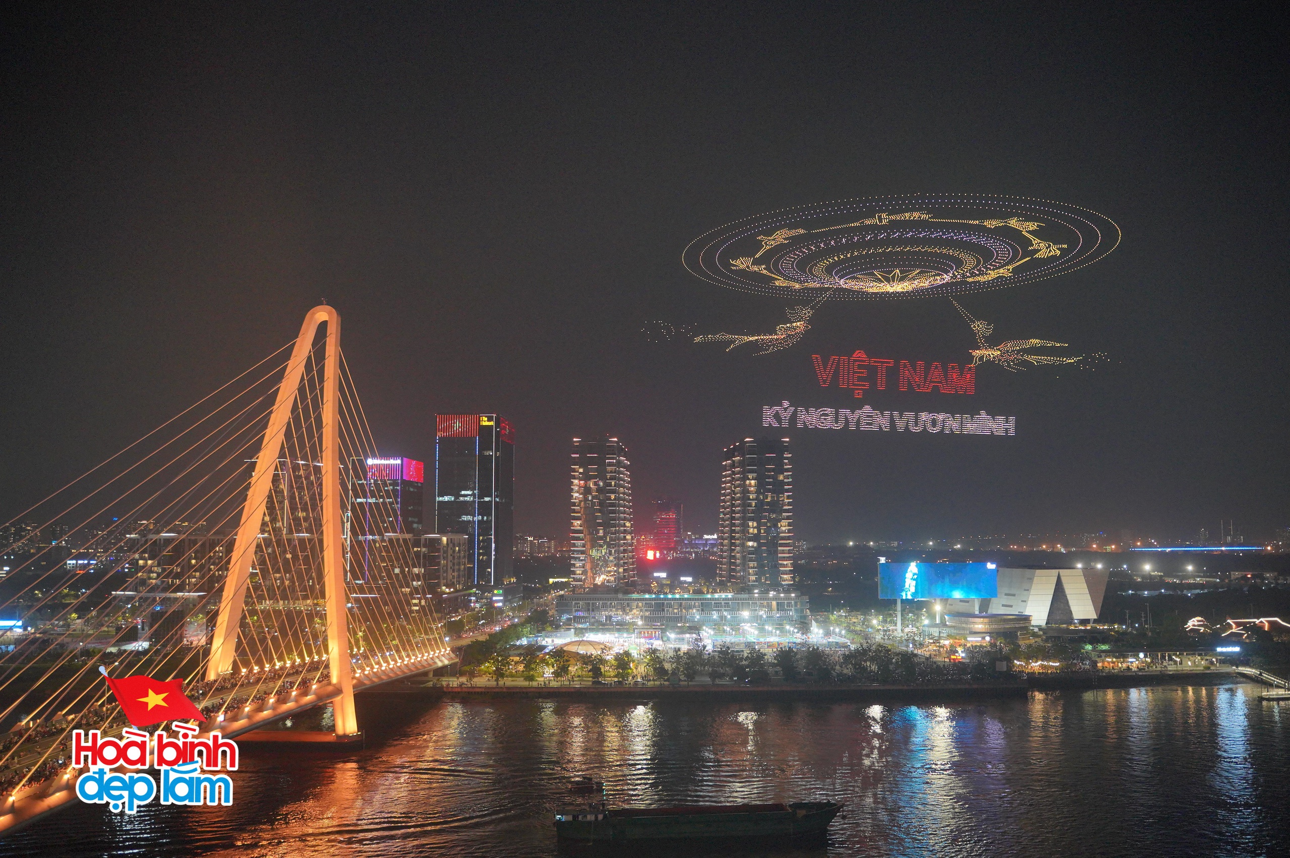 Cận cảnh 10.500 drone trình diễn mừng đại lễ 30/4 trên bầu trời TP.HCM