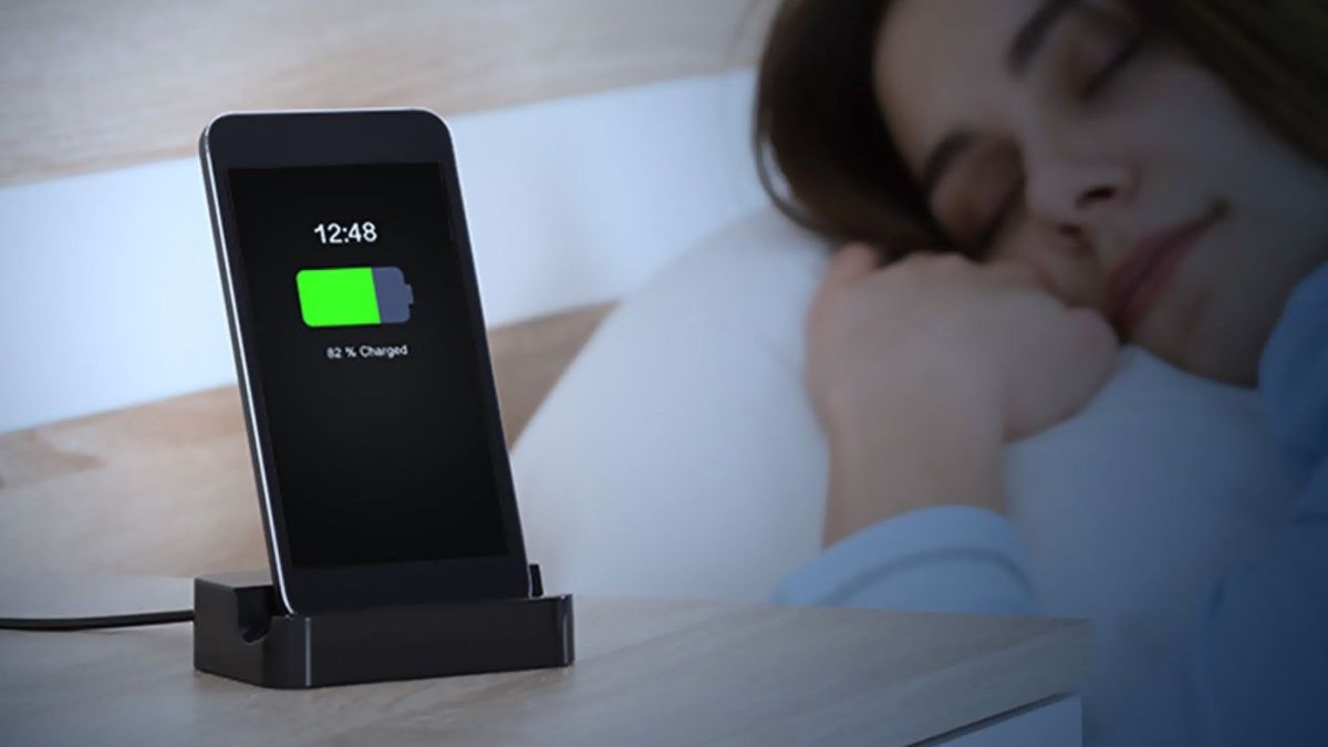 Góc giải ngố: Sạc iPhone qua đêm có hại pin hay không, đây là câu trả lời từ Apple- Ảnh 1. Góc giải ngố: Sạc iPhone qua đêm có hại pin hay không, đây là câu trả lời từ Apple- Ảnh 1.