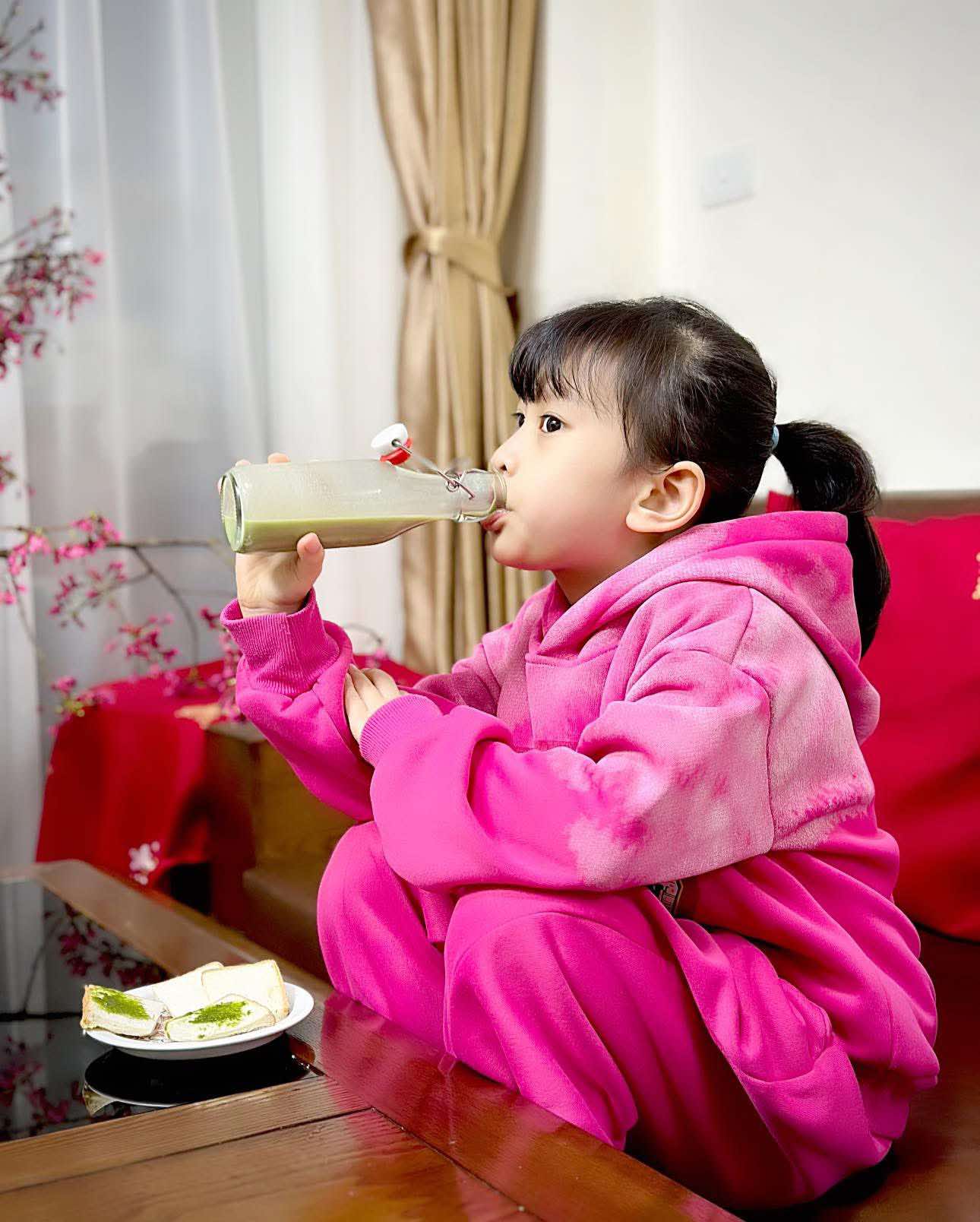 Giữa thời buổi sữa thật - giả lẫn lộn, mẹ Hà Nội chọn lối đi riêng, tự tay chuẩn bị sữa hạt mỗi ngày cho con gái- Ảnh 2. Giữa thời buổi sữa thật - giả lẫn lộn, mẹ Hà Nội chọn lối đi riêng, tự tay chuẩn bị sữa hạt mỗi ngày cho con gái- Ảnh 2.