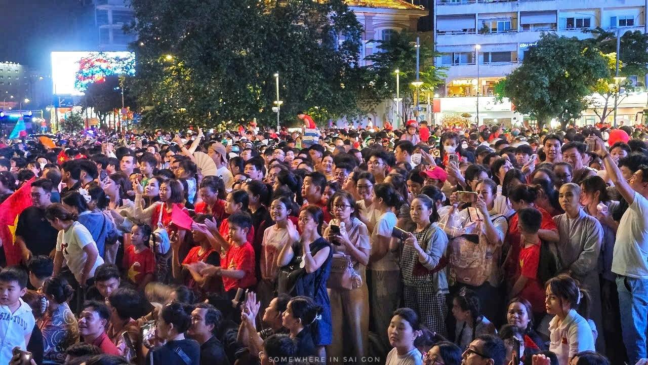 Gần 23h, dòng người liên tục đổ về trung tâm TP.HCM “cắm trại” chờ xem diễu binh, nhiều khu vực không thể di chuyển!- Ảnh 4. Gần 23h, dòng người liên tục đổ về trung tâm TP.HCM “cắm trại” chờ xem diễu binh, nhiều khu vực không thể di chuyển!- Ảnh 4.