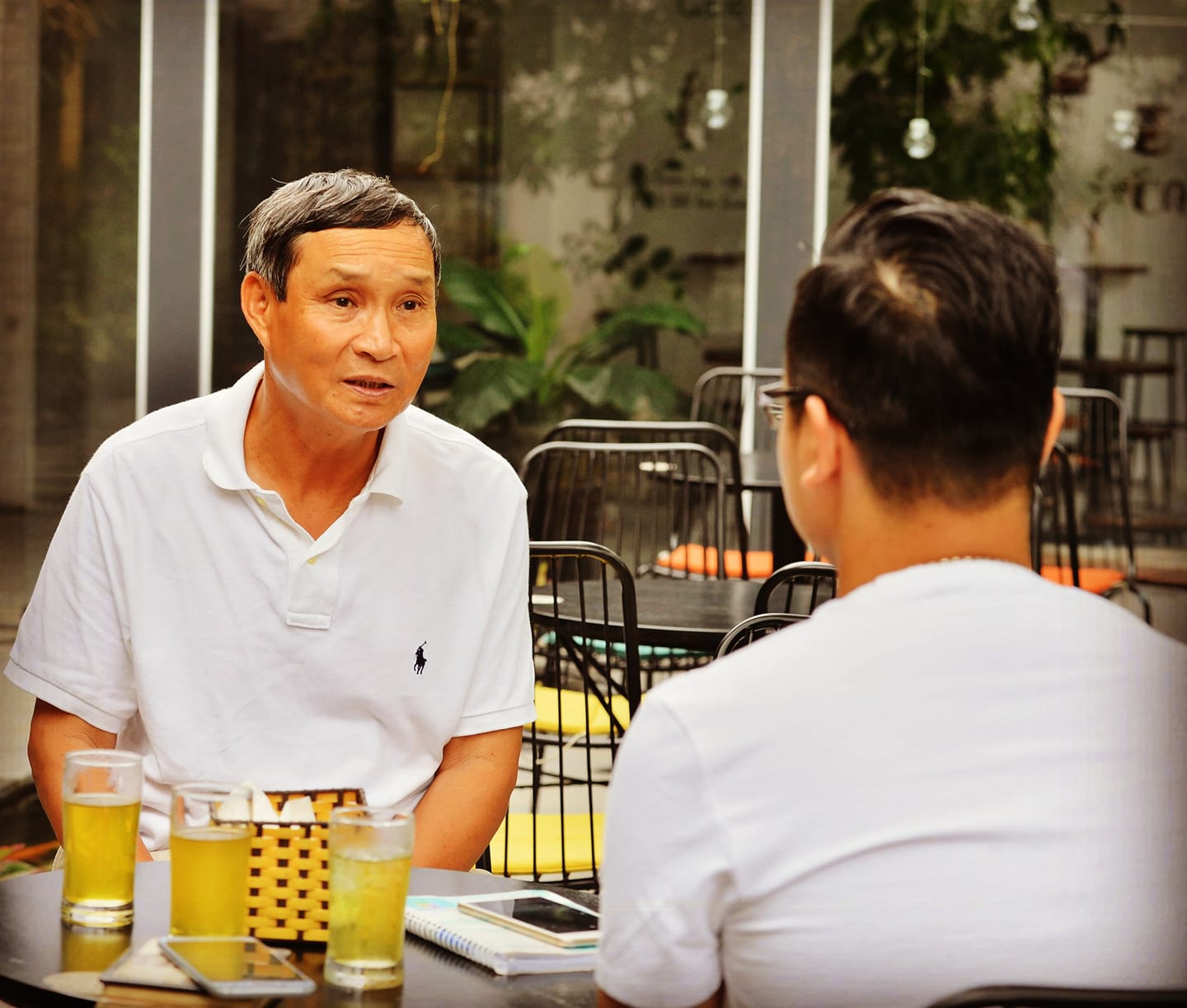 “CĐV cố sờ tay sờ chân cầu thủ, nức nở khen đẹp trai”: Vị HLV lão làng & ký ức đẹp về trận cầu thống nhất- Ảnh 1.