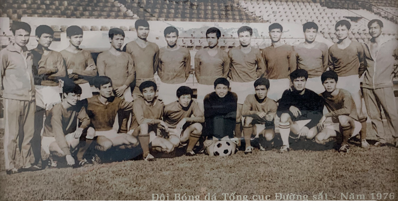 “CĐV cố sờ tay sờ chân cầu thủ, nức nở khen đẹp trai”: Vị HLV lão làng & ký ức đẹp về trận cầu thống nhất- Ảnh 2.