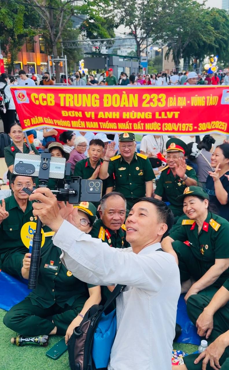 Gần 23h, dòng người liên tục đổ về trung tâm TP.HCM “cắm trại” chờ xem diễu binh, nhiều khu vực không thể di chuyển!- Ảnh 1. Gần 23h, dòng người liên tục đổ về trung tâm TP.HCM “cắm trại” chờ xem diễu binh, nhiều khu vực không thể di chuyển!- Ảnh 1.