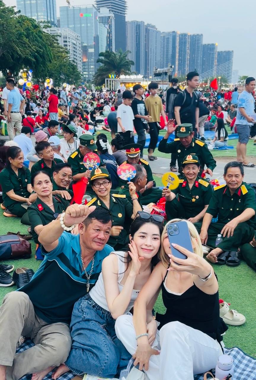 Gần 23h, dòng người liên tục đổ về trung tâm TP.HCM “cắm trại” chờ xem diễu binh, nhiều khu vực không thể di chuyển!- Ảnh 2. Gần 23h, dòng người liên tục đổ về trung tâm TP.HCM “cắm trại” chờ xem diễu binh, nhiều khu vực không thể di chuyển!- Ảnh 2.