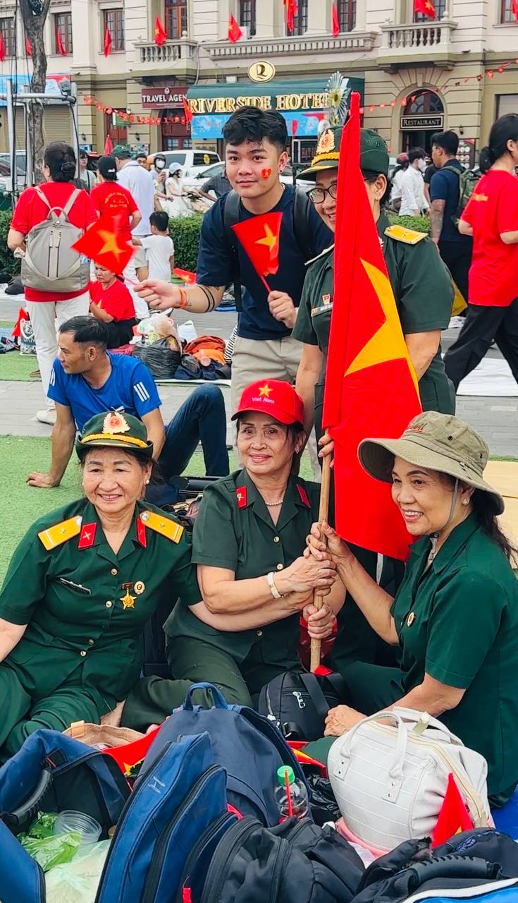 Gần 23h, dòng người liên tục đổ về trung tâm TP.HCM “cắm trại” chờ xem diễu binh, nhiều khu vực không thể di chuyển!- Ảnh 3. Gần 23h, dòng người liên tục đổ về trung tâm TP.HCM “cắm trại” chờ xem diễu binh, nhiều khu vực không thể di chuyển!- Ảnh 3.