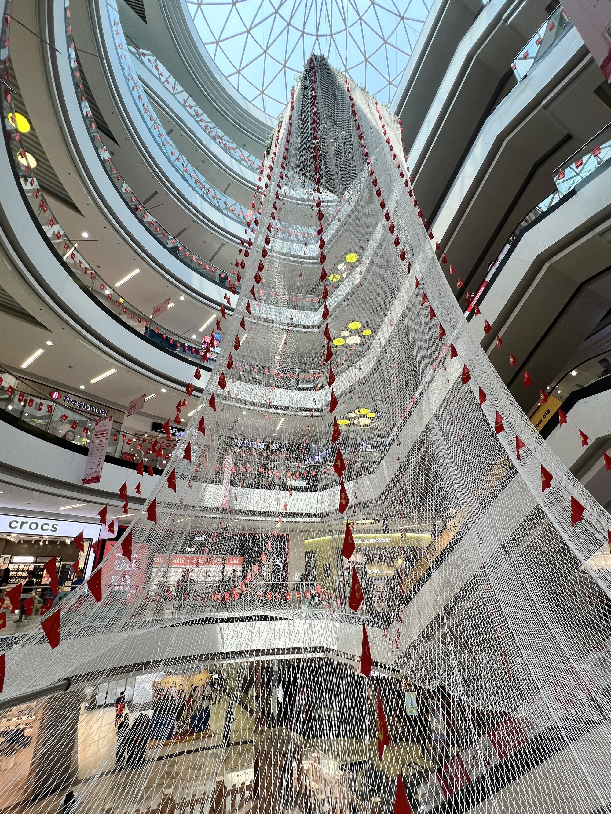 Tấm lưới tại Vạn Hạnh Mall thay đổi đúng dịp lễ 30/4: Người hiếu kỳ, người thích thú chụp ảnh- Ảnh 1.