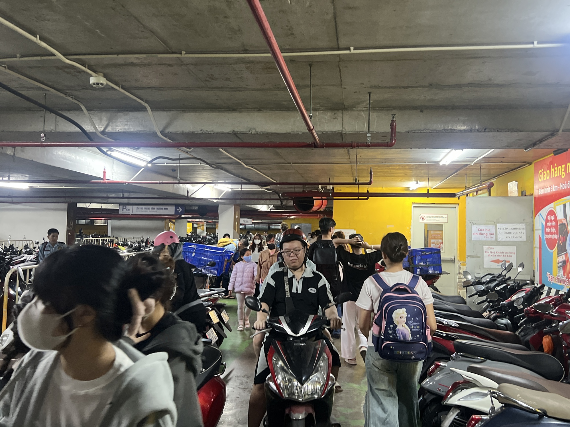 Khung cảnh Vạn Hạnh Mall ngày lễ tóm gọn trong 1 từ, bảo vệ sát sao nhắc nhở khách không đến gần ban công- Ảnh 1.