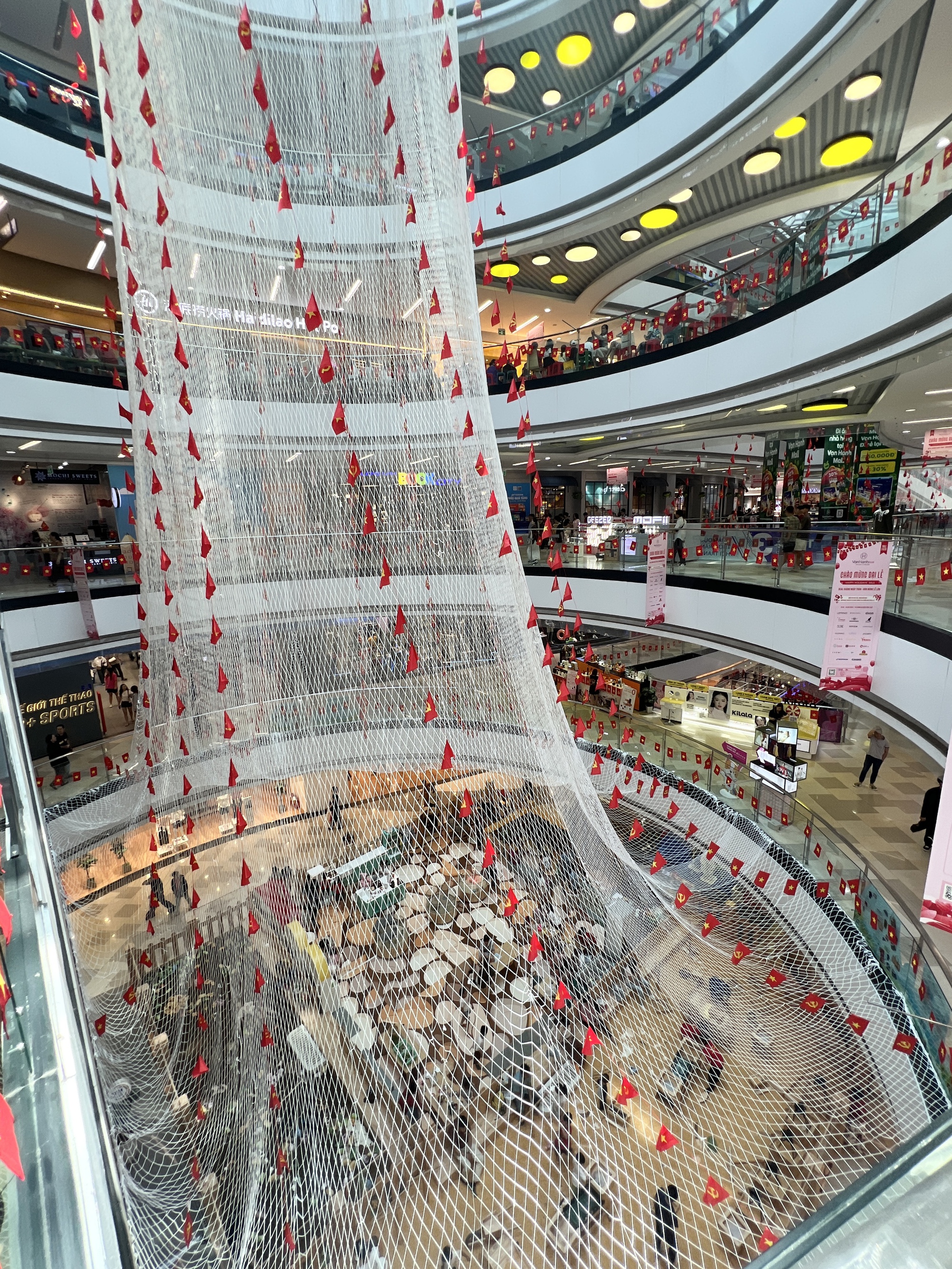 Tấm lưới tại Vạn Hạnh Mall thay đổi đúng dịp lễ 30/4: Người hiếu kỳ, người thích thú chụp ảnh- Ảnh 10.