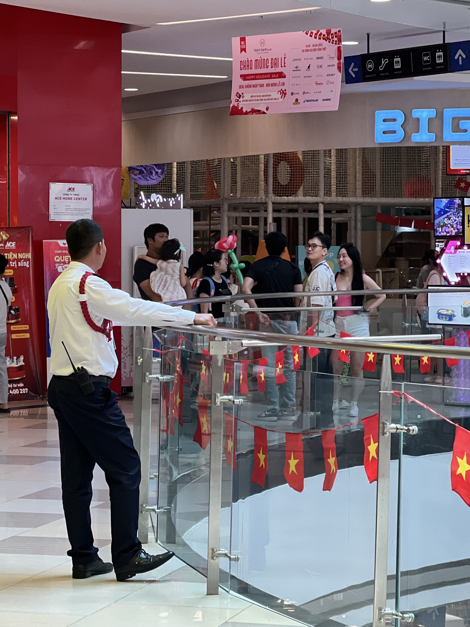 Khung cảnh Vạn Hạnh Mall ngày lễ tóm gọn trong 1 từ, bảo vệ sát sao nhắc nhở khách không đến gần ban công- Ảnh 10.