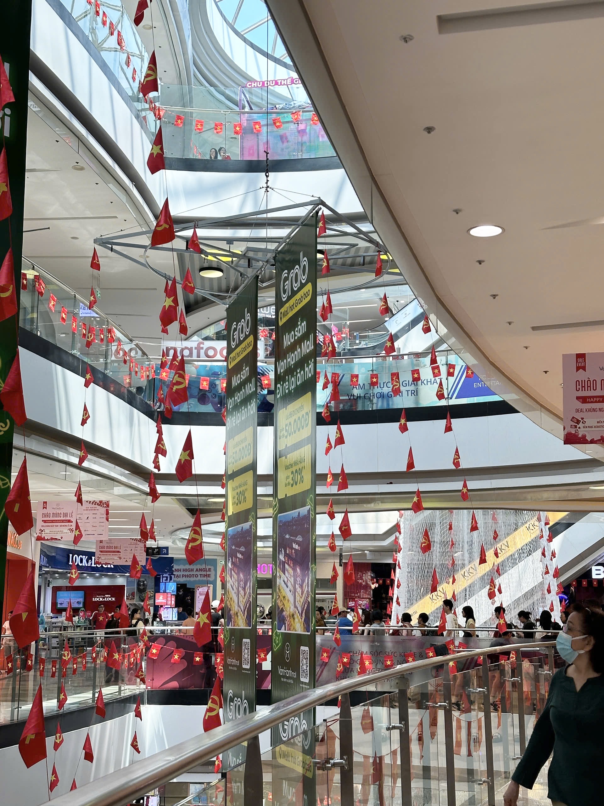 Tấm lưới tại Vạn Hạnh Mall thay đổi đúng dịp lễ 30/4: Người hiếu kỳ, người thích thú chụp ảnh- Ảnh 11.