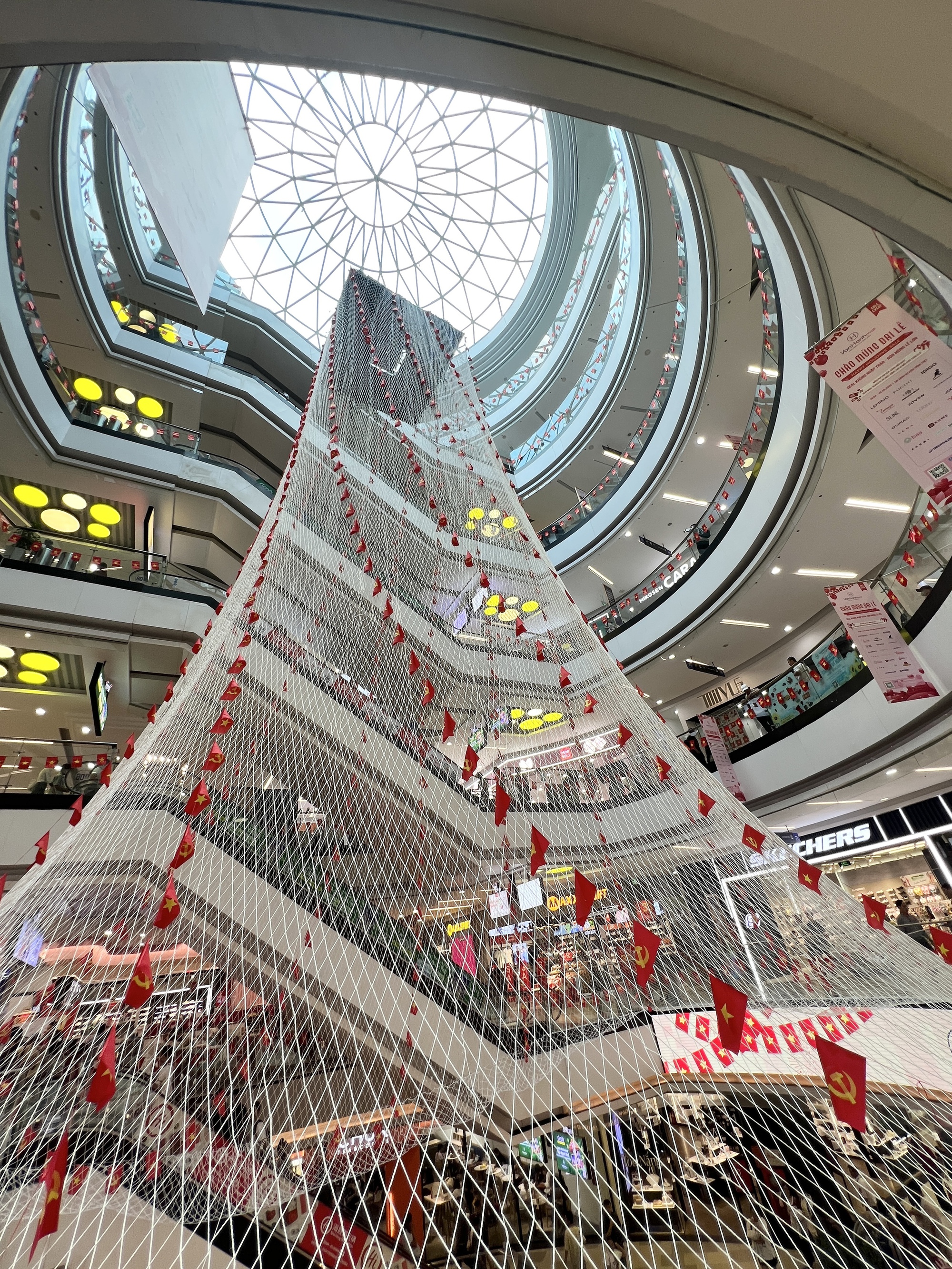 Tấm lưới tại Vạn Hạnh Mall thay đổi đúng dịp lễ 30/4: Người hiếu kỳ, người thích thú chụp ảnh- Ảnh 12.