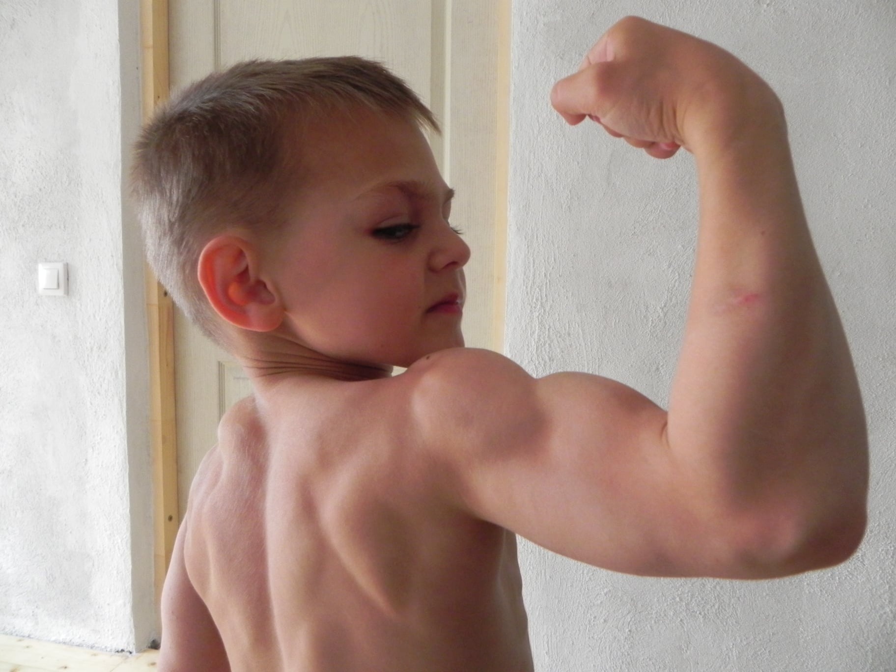 “Cậu bé khỏe nhất thế giới” tập gym từ lúc 2 tuổi, gây ngỡ ngàng với công việc và ngoại hình sau 15 năm- Ảnh 1.