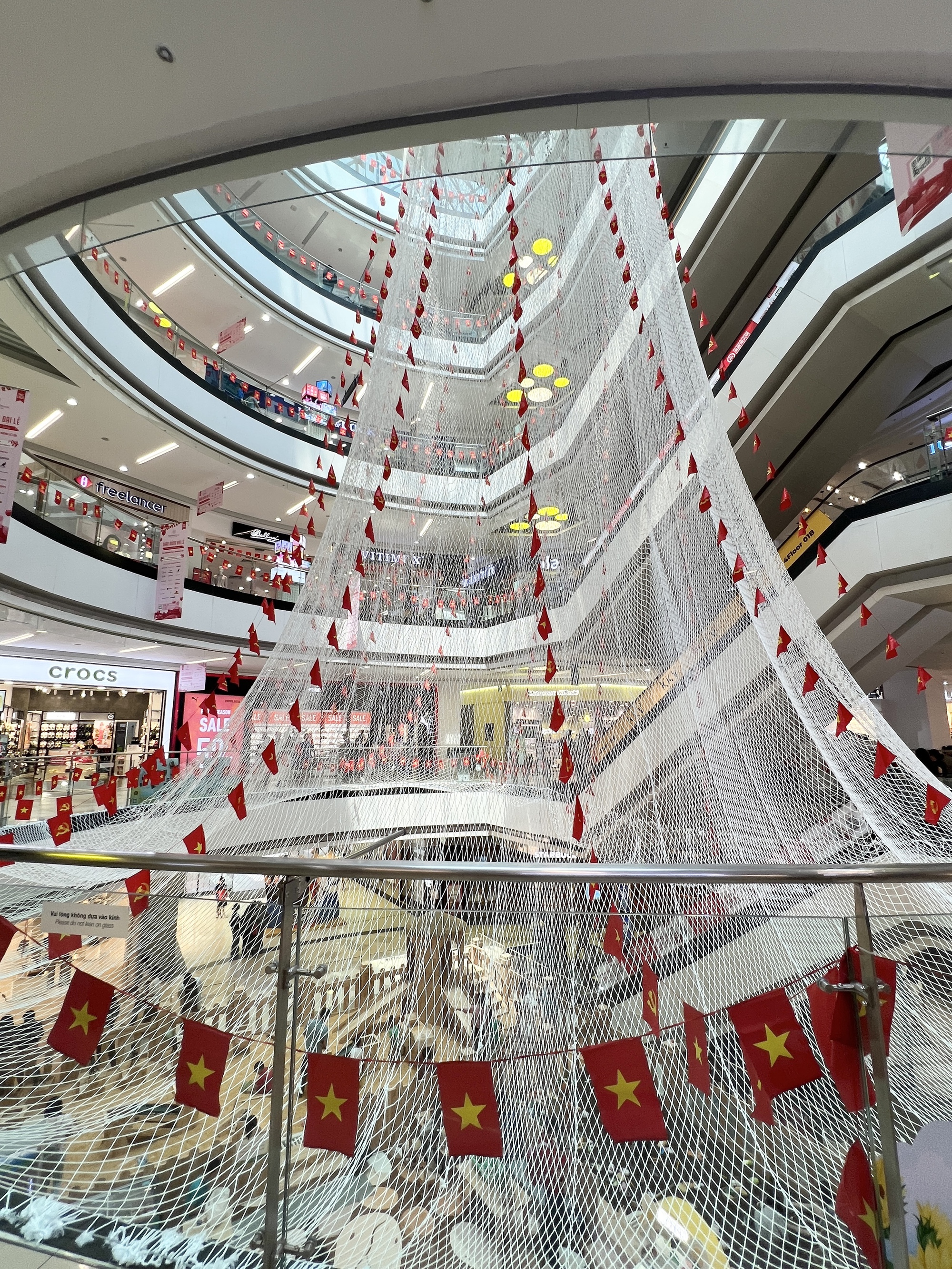 Tấm lưới tại Vạn Hạnh Mall thay đổi đúng dịp lễ 30/4: Người hiếu kỳ, người thích thú chụp ảnh- Ảnh 13.