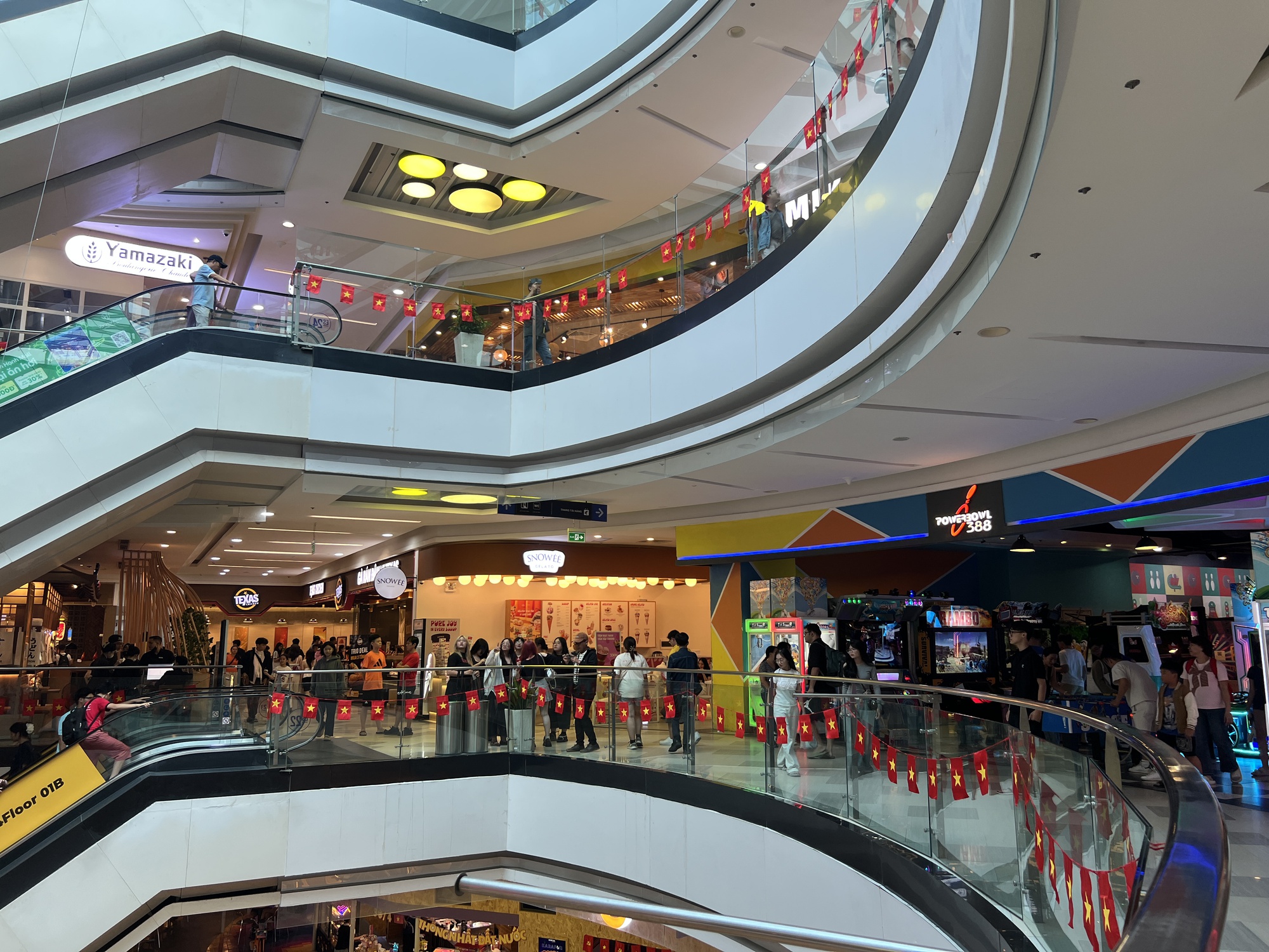 Khung cảnh Vạn Hạnh Mall ngày lễ tóm gọn trong 1 từ, bảo vệ sát sao nhắc nhở khách không đến gần ban công- Ảnh 13.