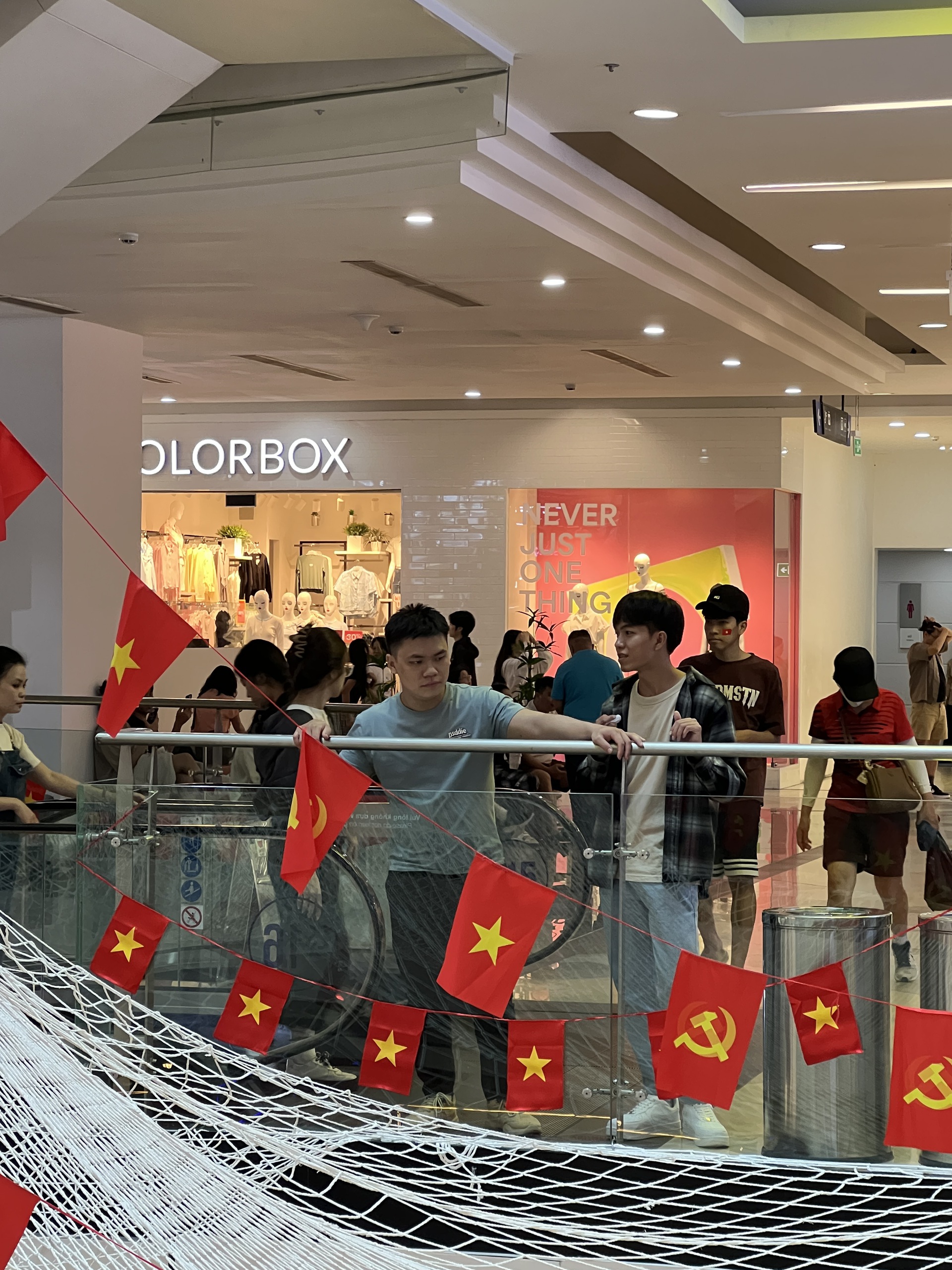 Tấm lưới tại Vạn Hạnh Mall thay đổi đúng dịp lễ 30/4: Người hiếu kỳ, người thích thú chụp ảnh- Ảnh 14.