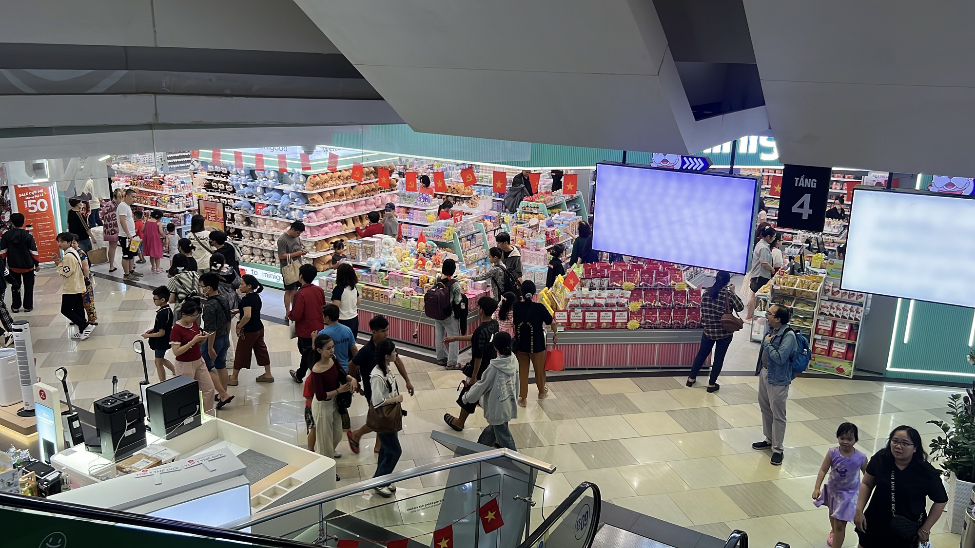 Khung cảnh Vạn Hạnh Mall ngày lễ tóm gọn trong 1 từ, bảo vệ sát sao nhắc nhở khách không đến gần ban công- Ảnh 14.