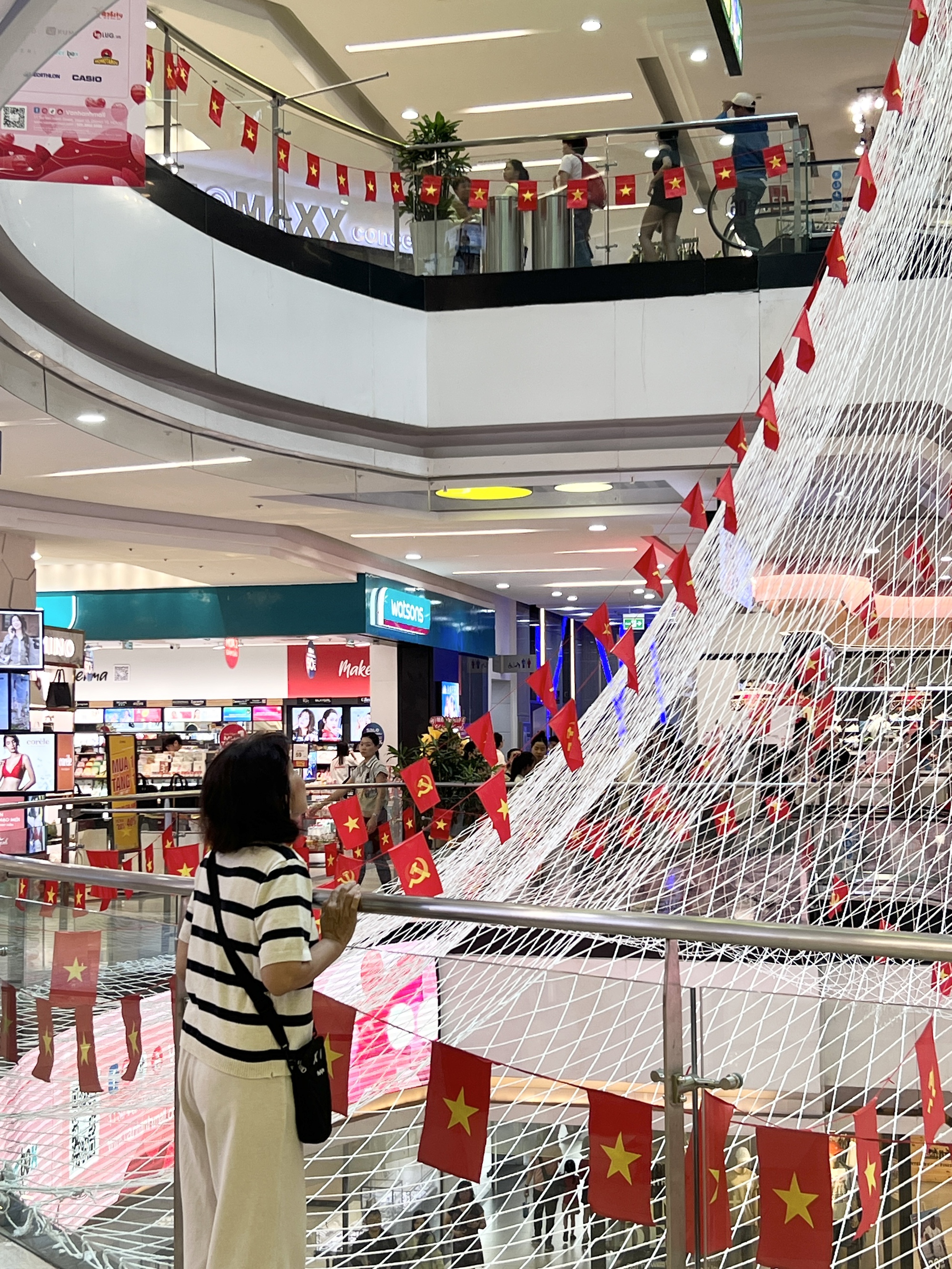 Tấm lưới tại Vạn Hạnh Mall thay đổi đúng dịp lễ 30/4: Người hiếu kỳ, người thích thú chụp ảnh- Ảnh 2.