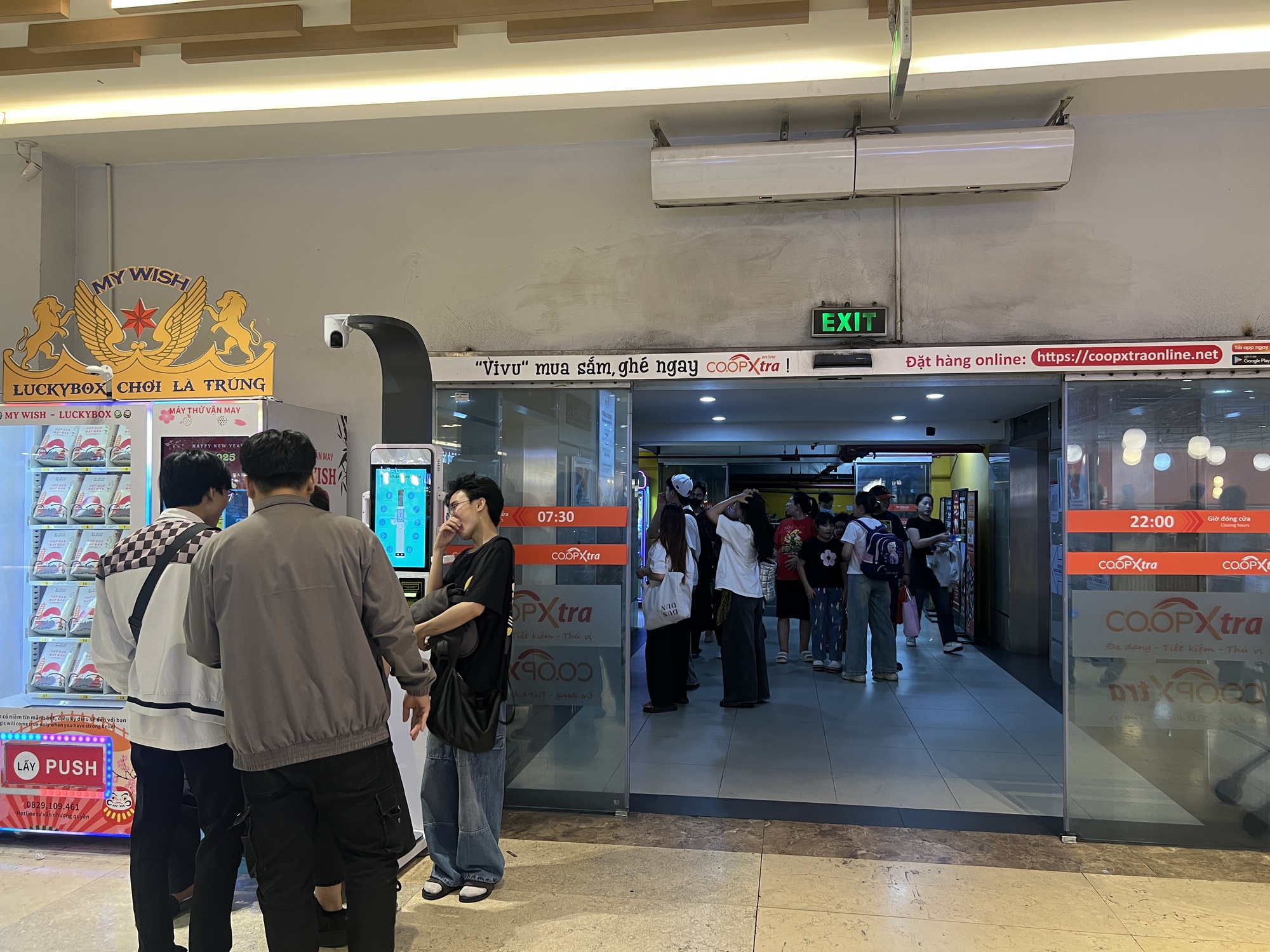 Khung cảnh Vạn Hạnh Mall ngày lễ tóm gọn trong 1 từ, bảo vệ sát sao nhắc nhở khách không đến gần ban công- Ảnh 2.