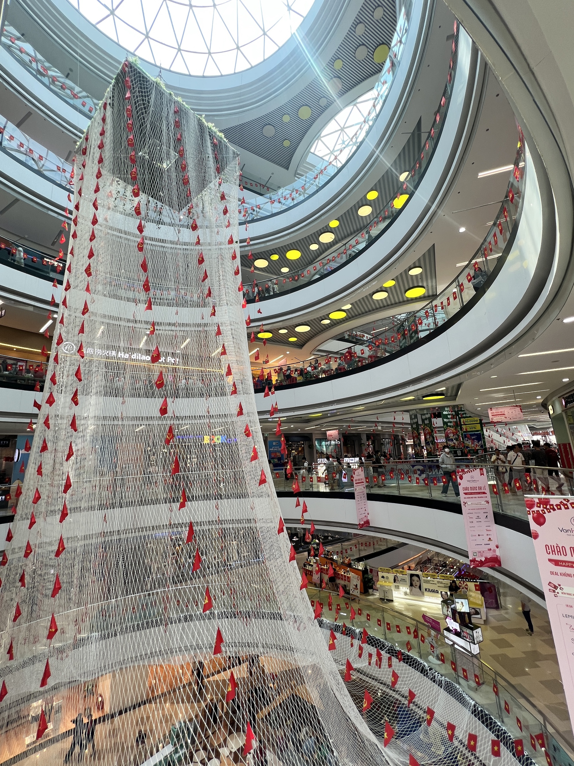 Tấm lưới tại Vạn Hạnh Mall thay đổi đúng dịp lễ 30/4: Người hiếu kỳ, người thích thú chụp ảnh- Ảnh 3.
