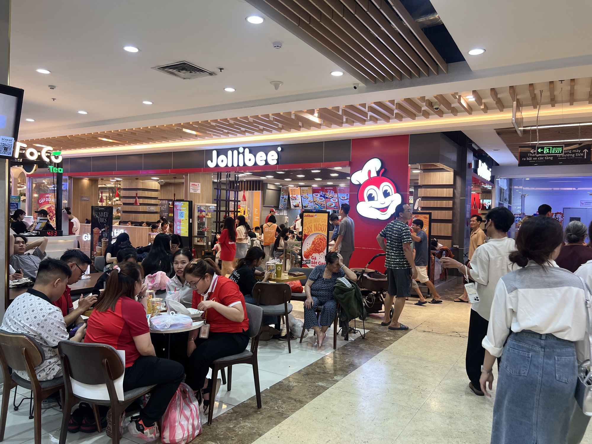 Khung cảnh Vạn Hạnh Mall ngày lễ tóm gọn trong 1 từ, bảo vệ sát sao nhắc nhở khách không đến gần ban công- Ảnh 3.