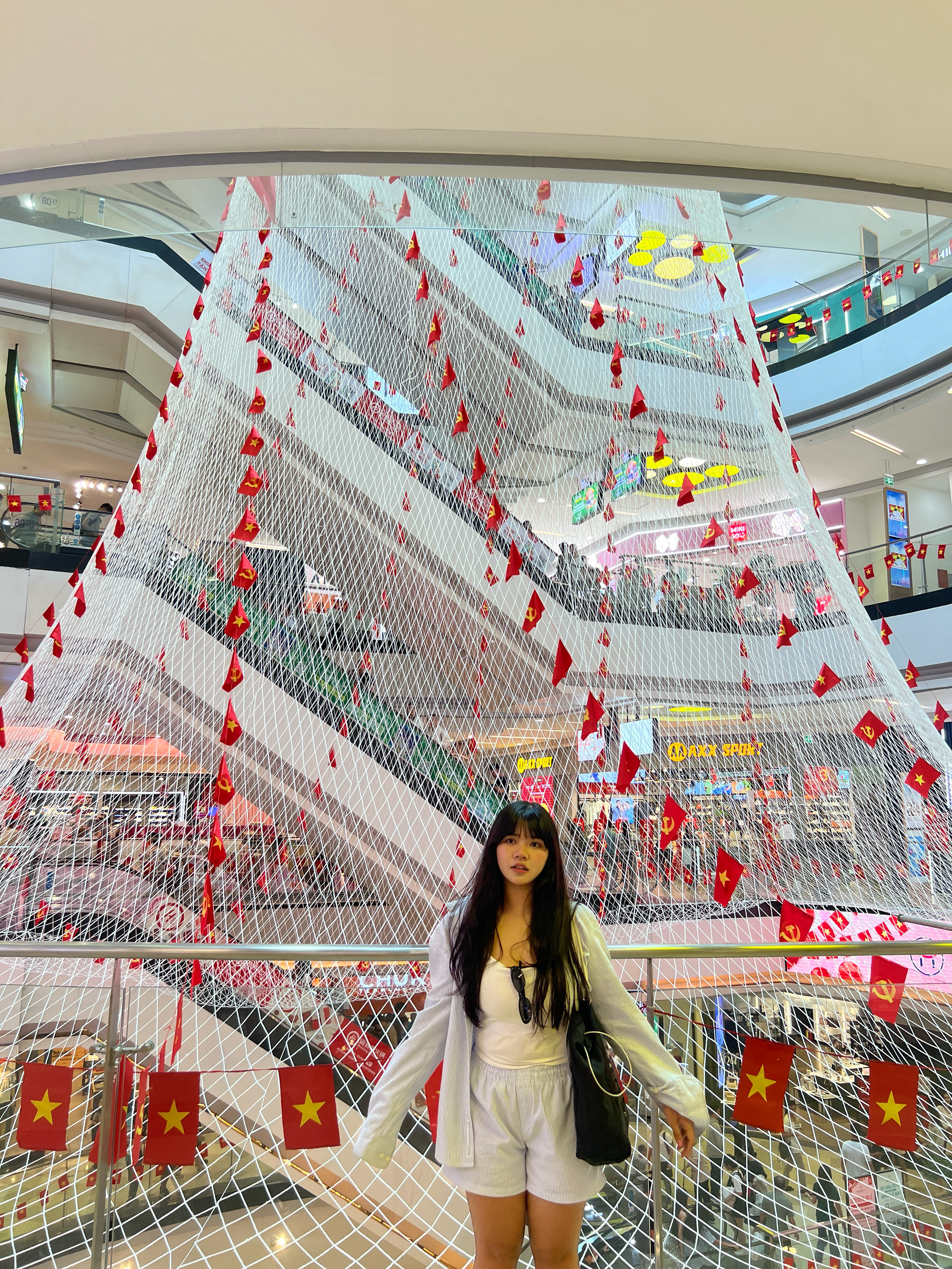 Tấm lưới tại Vạn Hạnh Mall thay đổi đúng dịp lễ 30/4: Người hiếu kỳ, người thích thú chụp ảnh- Ảnh 4.