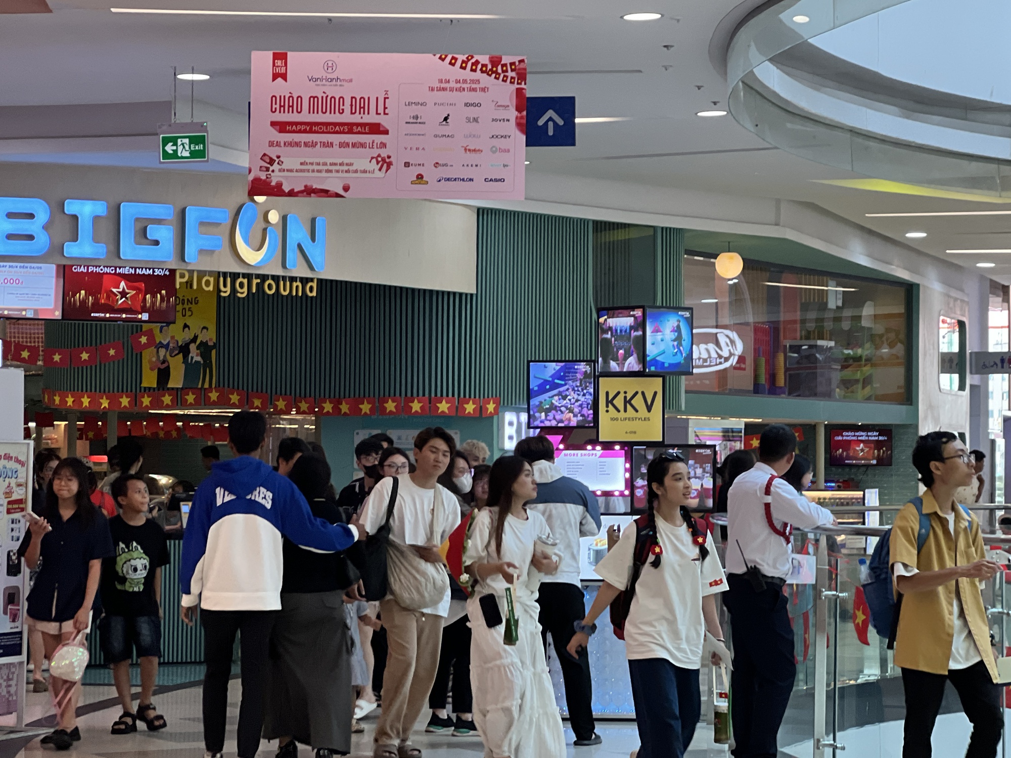 Khung cảnh Vạn Hạnh Mall ngày lễ tóm gọn trong 1 từ, bảo vệ sát sao nhắc nhở khách không đến gần ban công- Ảnh 4.