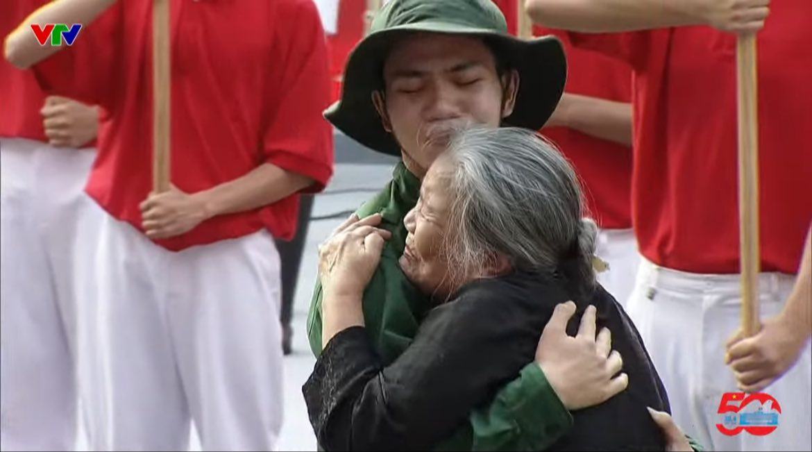 "Còn sống được đến hôm nay là may lắm rồi con ơi, lời mẹ làm tim tôi thắt lại"- Ảnh 3.