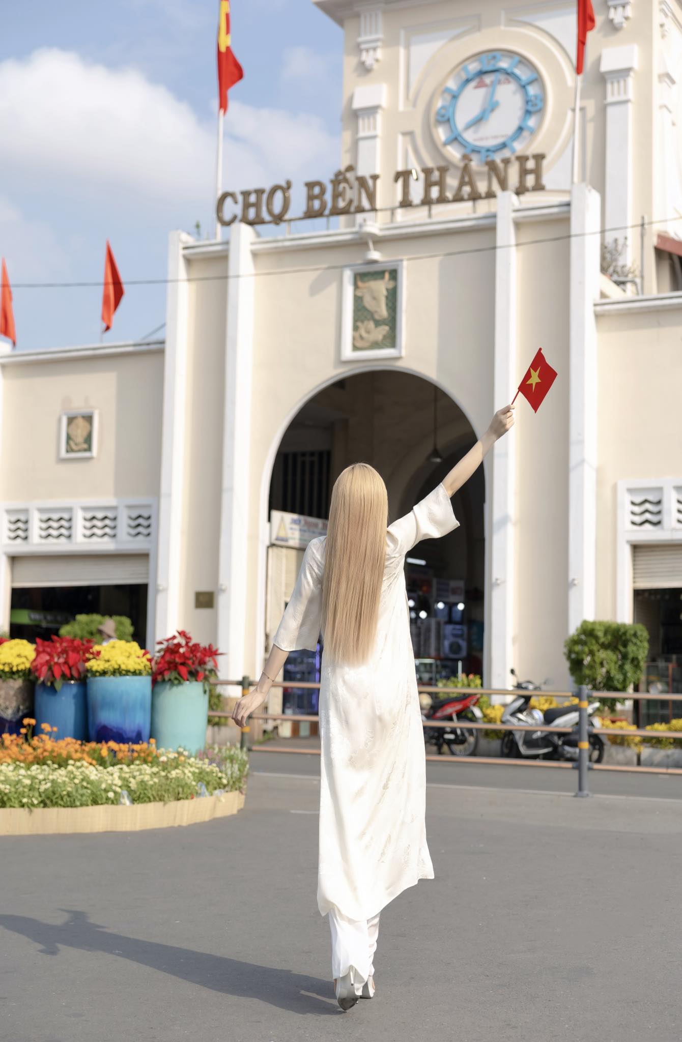 Kỳ Duyên mặc áo dài rạng rỡ thế nhưng sao lại khiến cư dân mạng một nửa không hài lòng?- Ảnh 3.