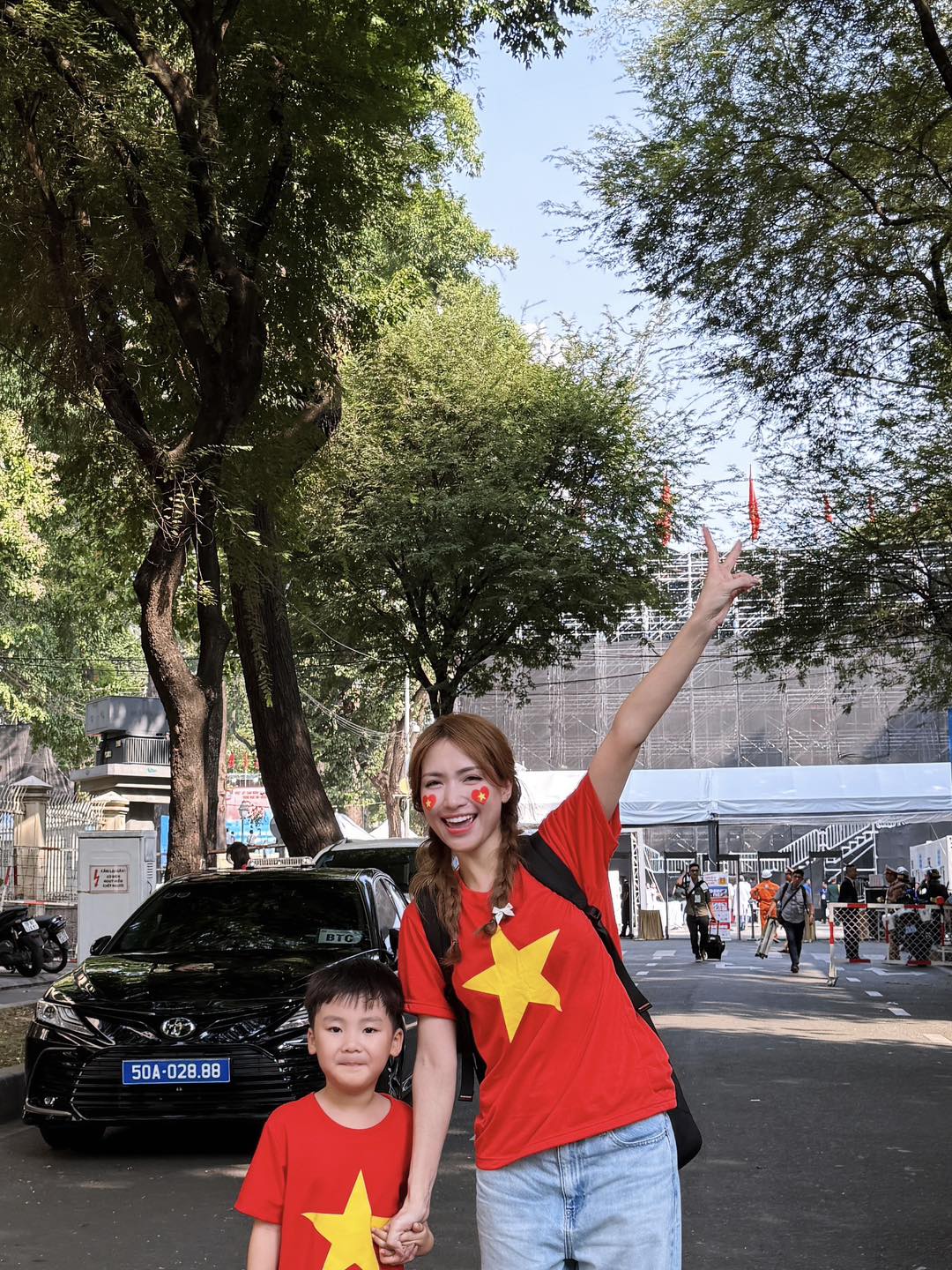 1 chi tiết đặc biệt trong bức ảnh của Hà Tăng và chồng doanh nhân khi xem diễu binh, diễu hành 30/4 gây sốt- Ảnh 4. 1 chi tiết đặc biệt trong bức ảnh của Hà Tăng và chồng doanh nhân khi xem diễu binh, diễu hành 30/4 gây sốt- Ảnh 4.