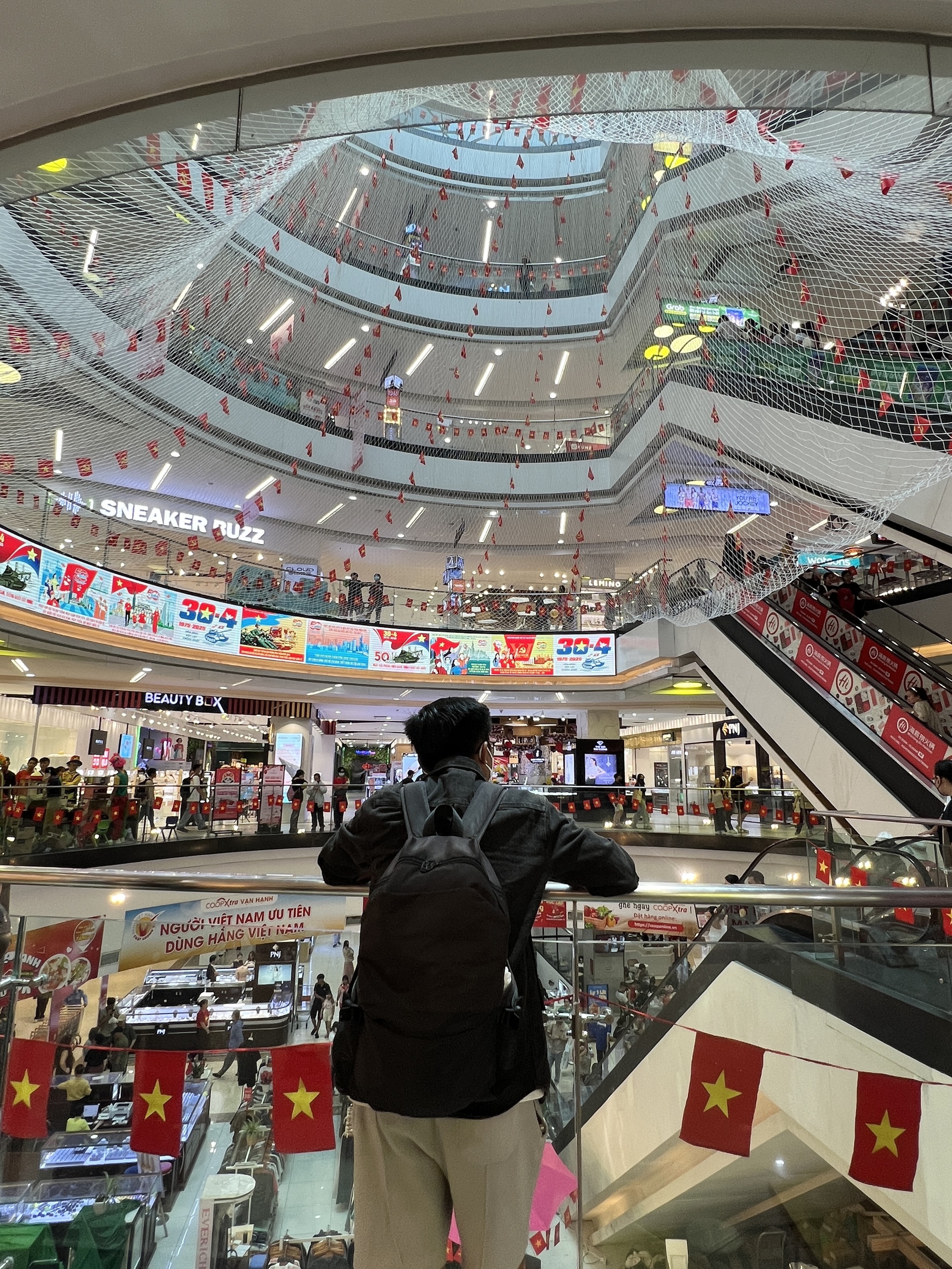 Tấm lưới tại Vạn Hạnh Mall thay đổi đúng dịp lễ 30/4: Người hiếu kỳ, người thích thú chụp ảnh- Ảnh 5.