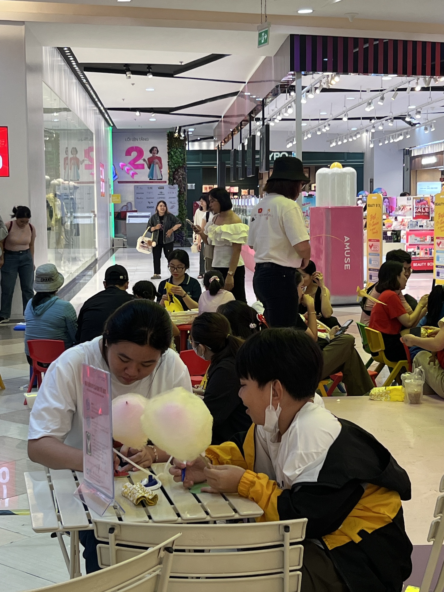 Khung cảnh Vạn Hạnh Mall ngày lễ tóm gọn trong 1 từ, bảo vệ sát sao nhắc nhở khách không đến gần ban công- Ảnh 5.
