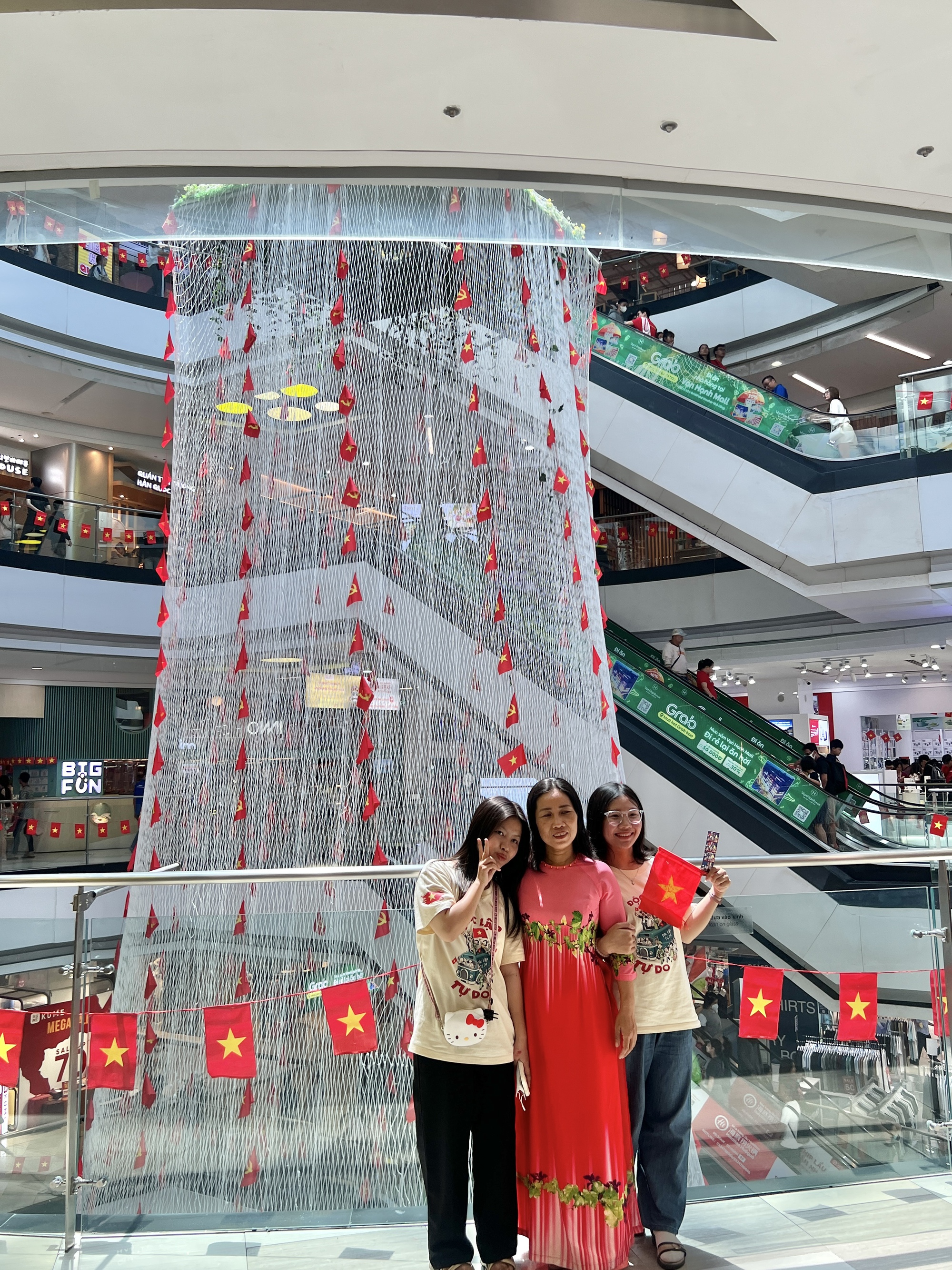 Tấm lưới tại Vạn Hạnh Mall thay đổi đúng dịp lễ 30/4: Người hiếu kỳ, người thích thú chụp ảnh- Ảnh 6.
