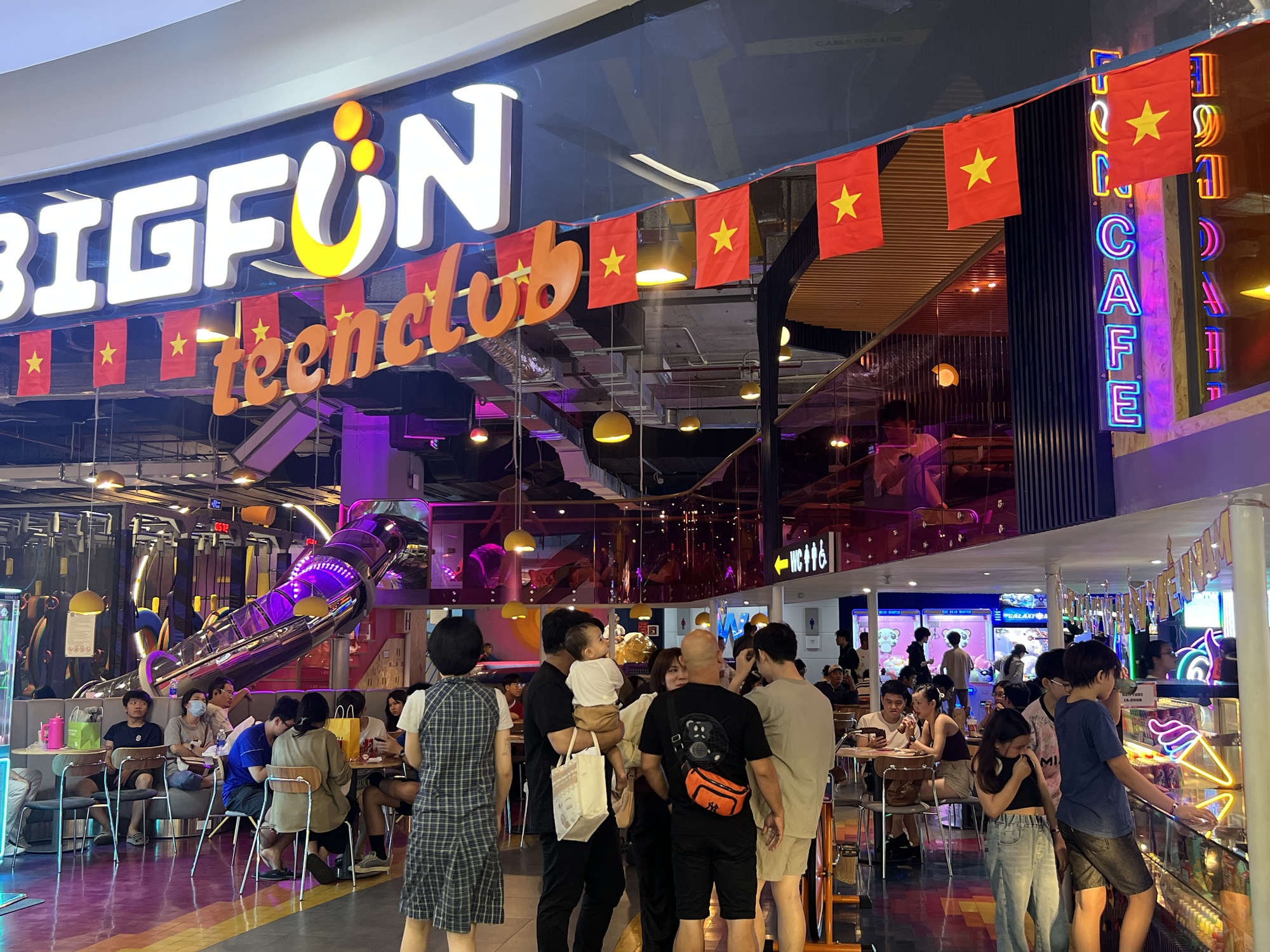 Khung cảnh Vạn Hạnh Mall ngày lễ tóm gọn trong 1 từ, bảo vệ sát sao nhắc nhở khách không đến gần ban công- Ảnh 6.