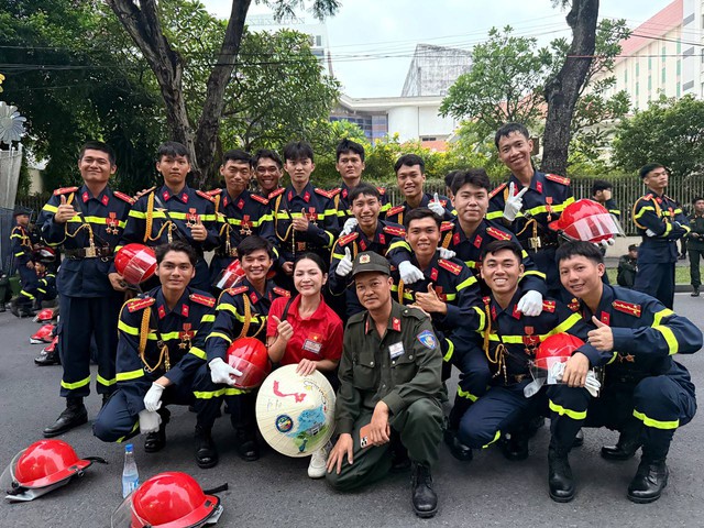 Nữ chủ nhân hit 2.2 tỷ views khóc nức nở khi Viết Tiếp Câu Chuyện Hoà Bình được đồng ca tại “concert quốc gia”- Ảnh 2.