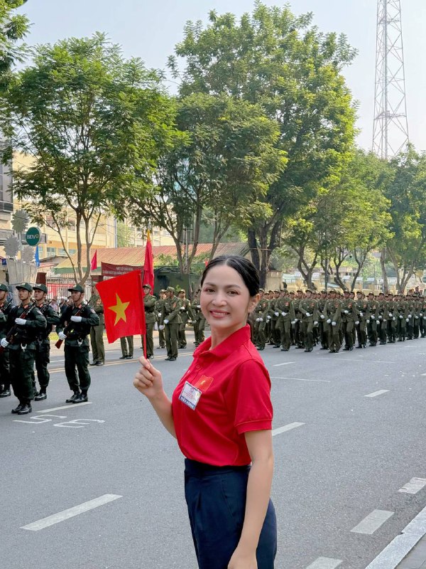 Nữ chủ nhân hit 2.2 tỷ views khóc nức nở khi Viết Tiếp Câu Chuyện Hoà Bình được đồng ca tại “concert quốc gia”- Ảnh 4.