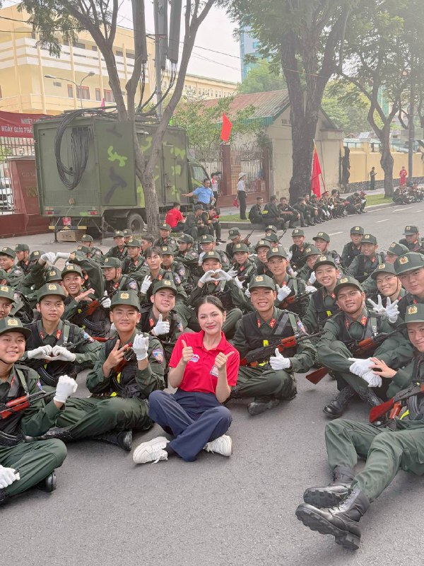 Nữ chủ nhân hit 2.2 tỷ views khóc nức nở khi Viết Tiếp Câu Chuyện Hoà Bình được đồng ca tại “concert quốc gia”- Ảnh 3.