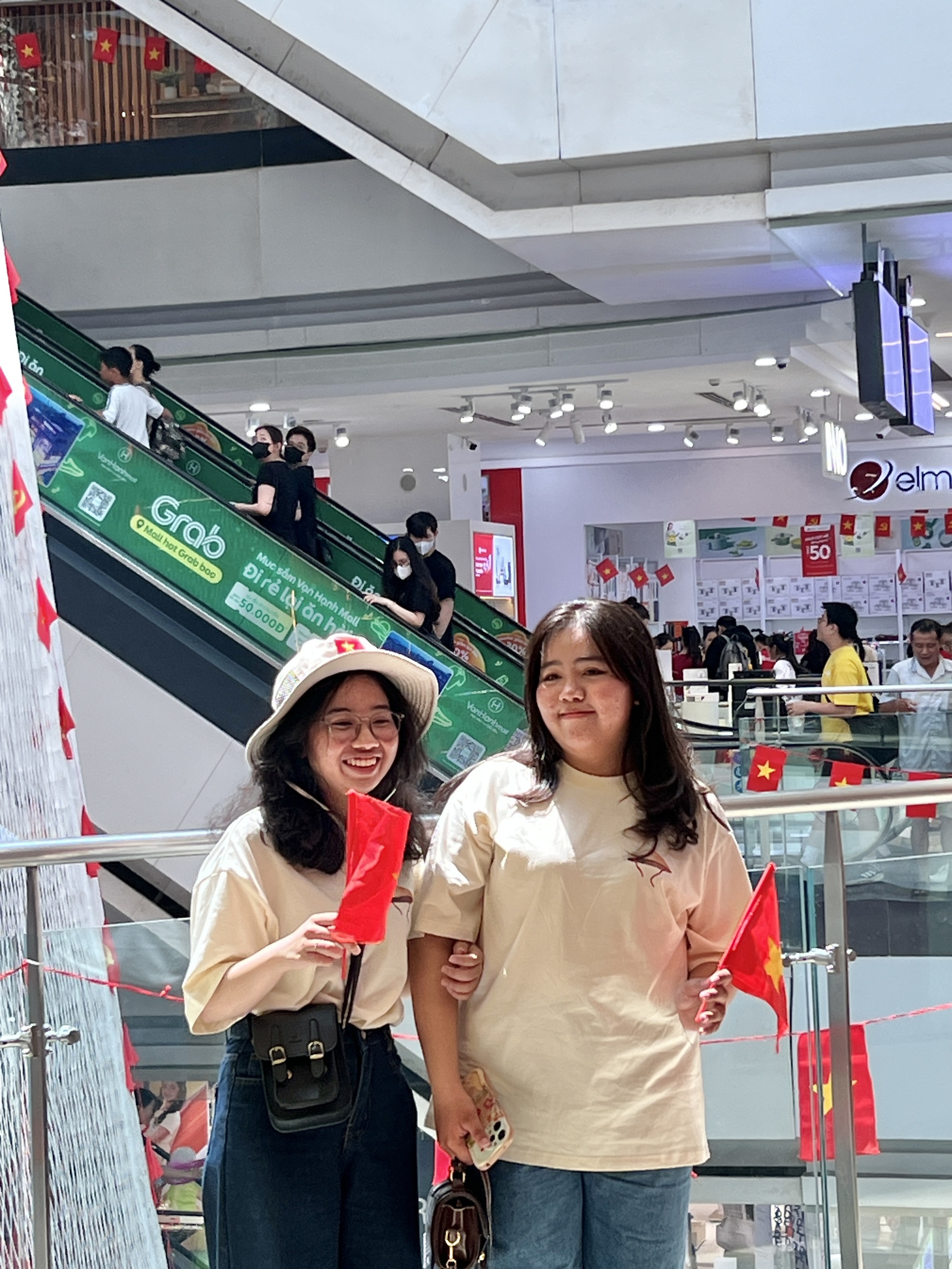 Tấm lưới tại Vạn Hạnh Mall thay đổi đúng dịp lễ 30/4: Người hiếu kỳ, người thích thú chụp ảnh- Ảnh 7.