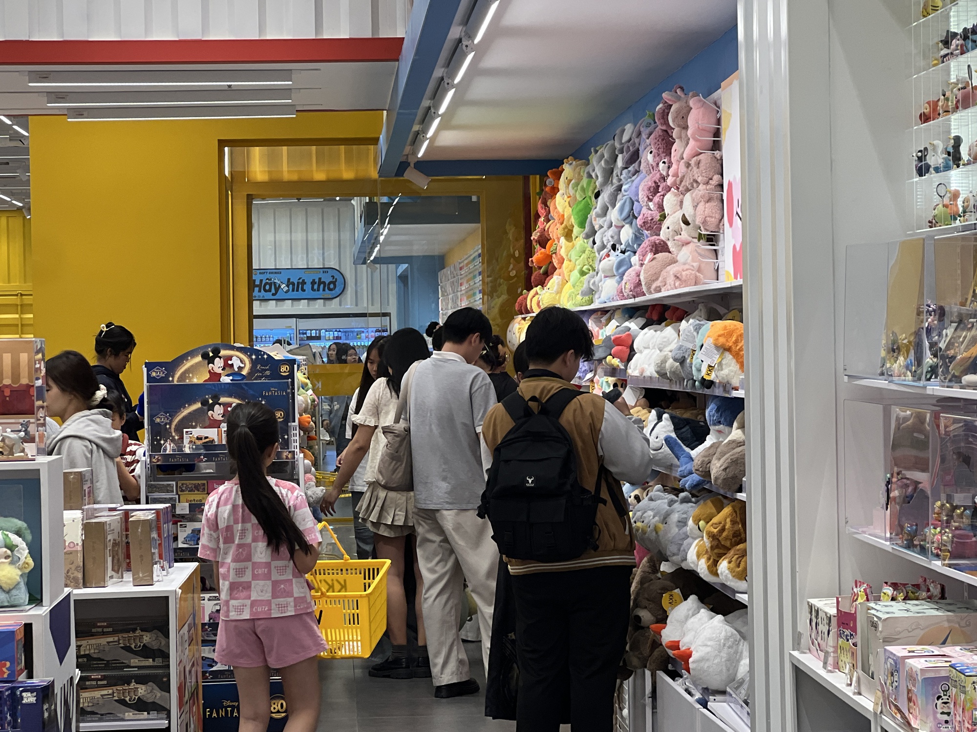 Khung cảnh Vạn Hạnh Mall ngày lễ tóm gọn trong 1 từ, bảo vệ sát sao nhắc nhở khách không đến gần ban công- Ảnh 7.