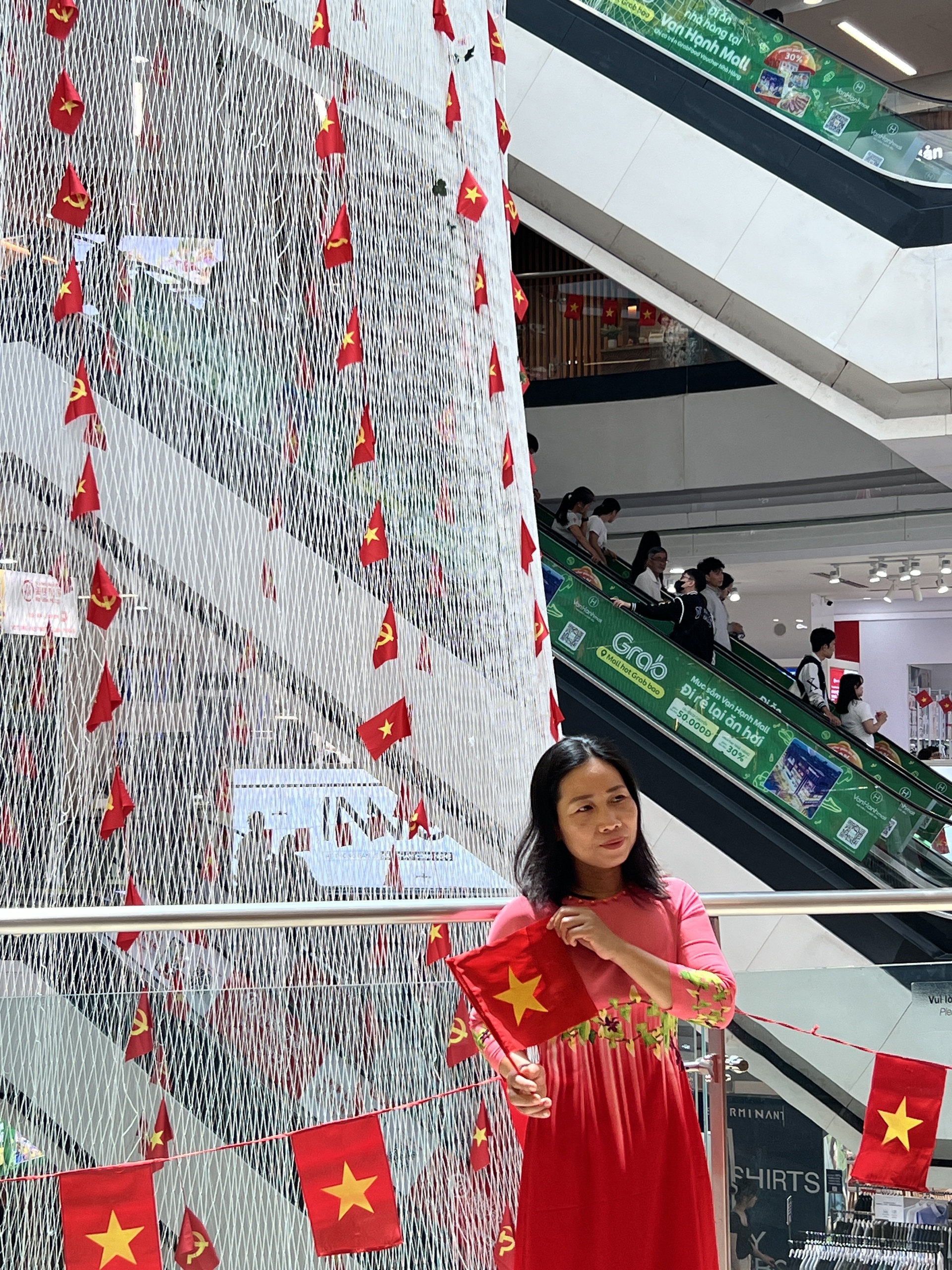 Tấm lưới tại Vạn Hạnh Mall thay đổi đúng dịp lễ 30/4: Người hiếu kỳ, người thích thú chụp ảnh- Ảnh 8.
